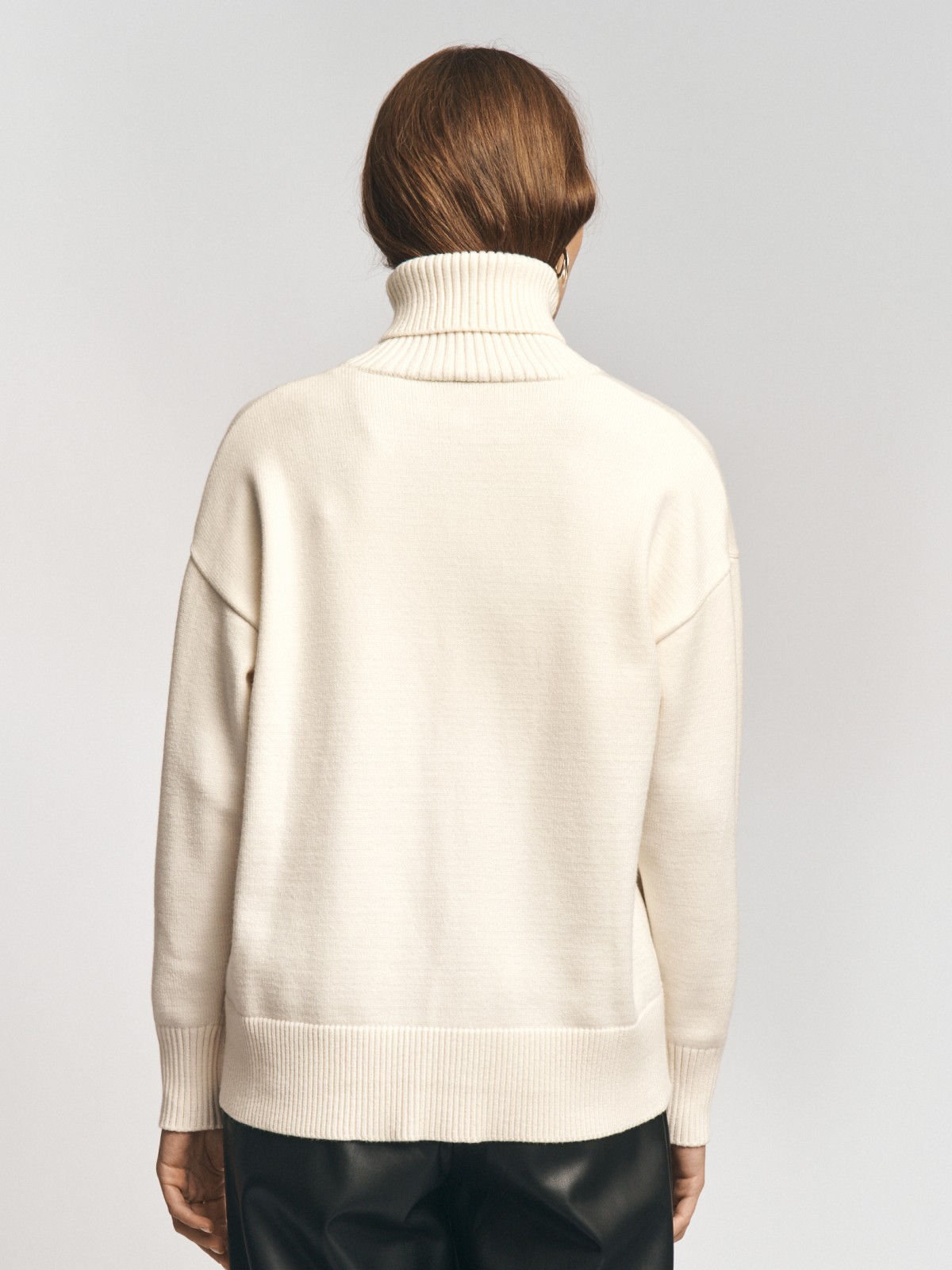 Вязаный свитер с горлом