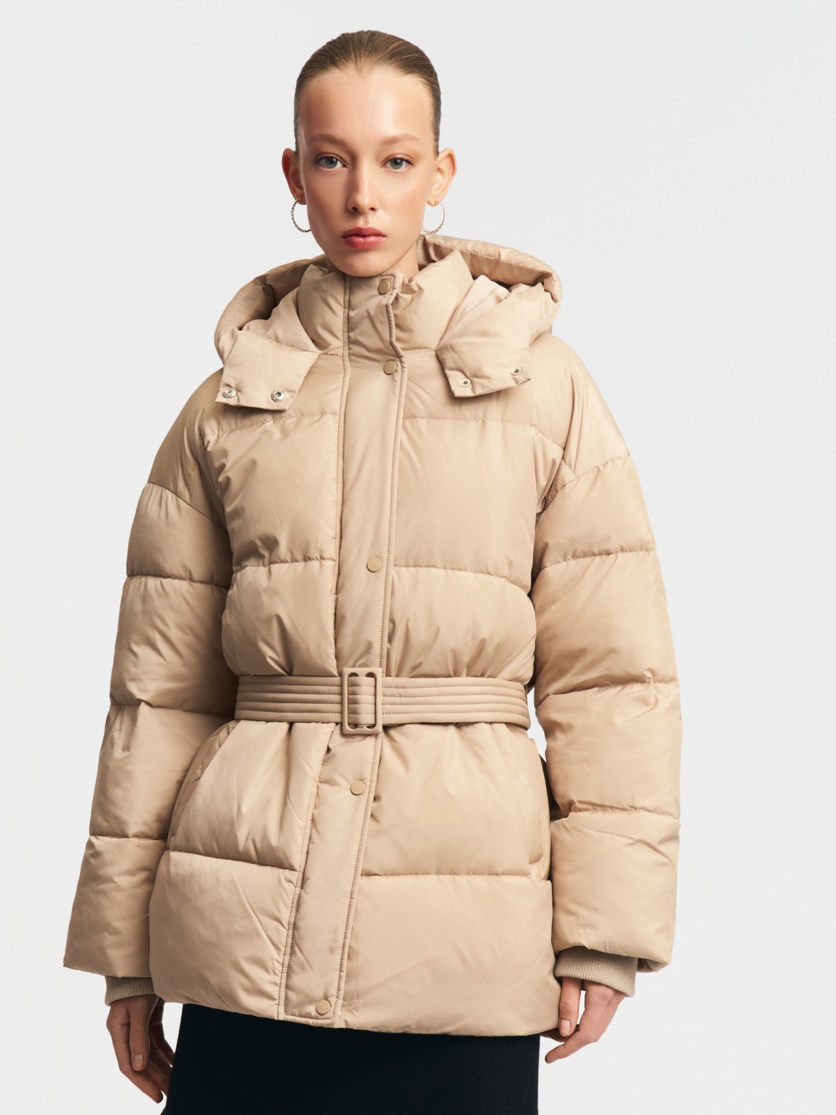 Тёплая куртка с капюшоном и поясом