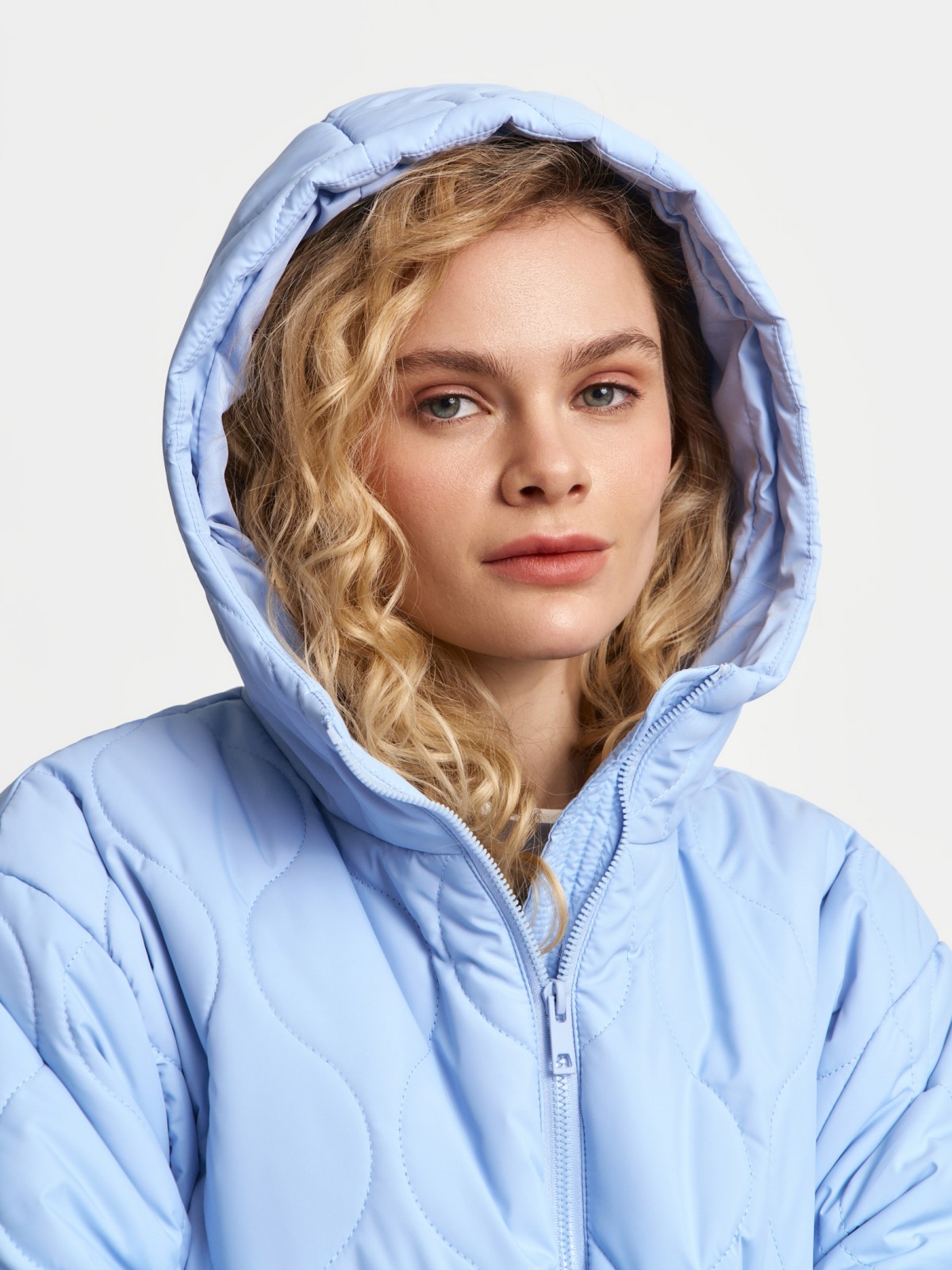 Стёганая куртка с капюшоном на синтепоне