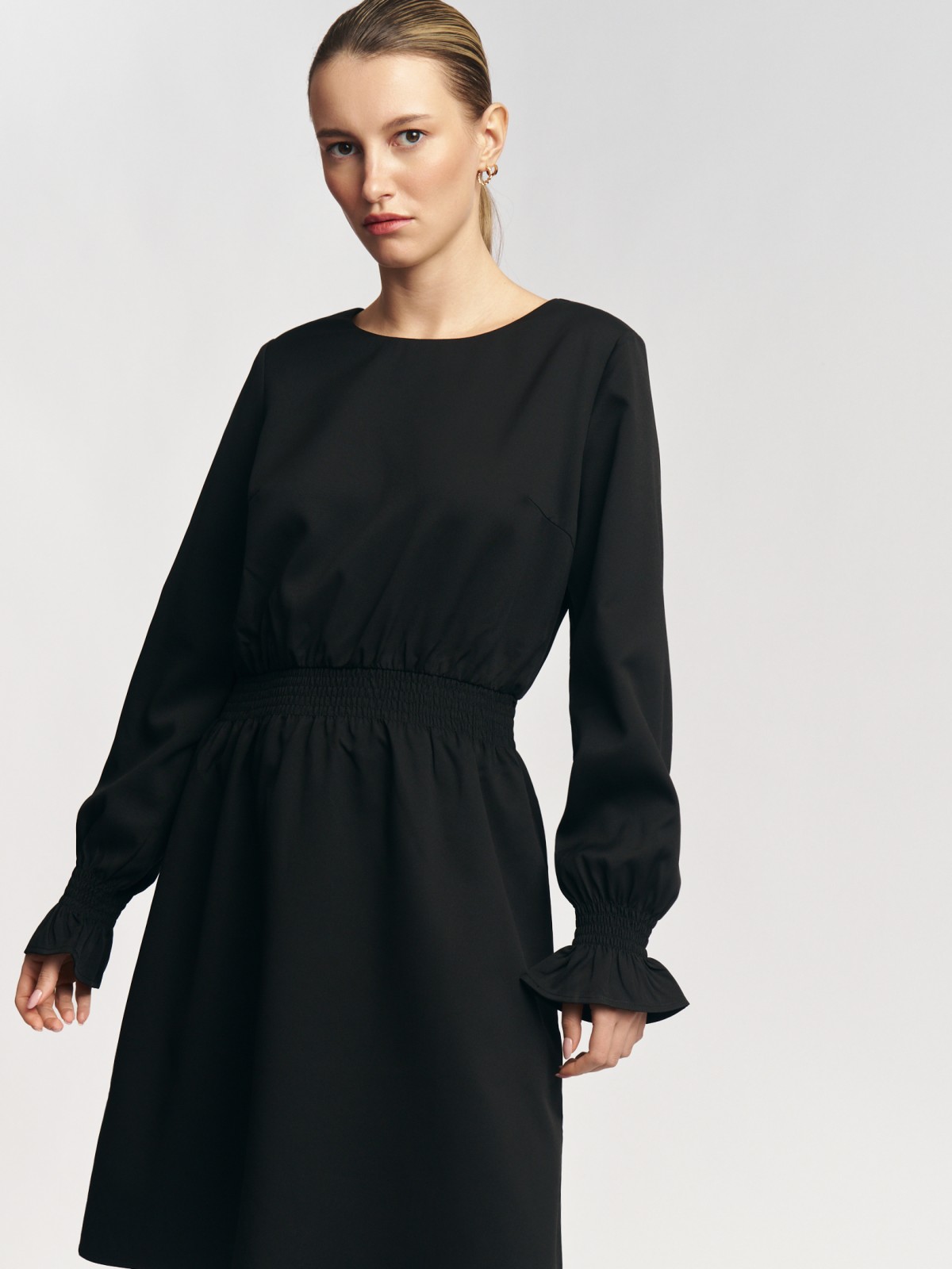 Платье мини с акцентом на талии