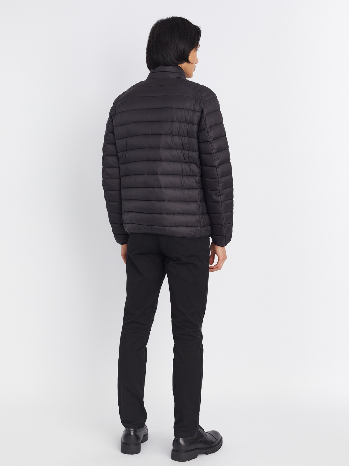Лёгкая утеплённая стёганая куртка на молнии с воротником-стойкой zolla 013335102064, цвет черный, размер S - фото 6