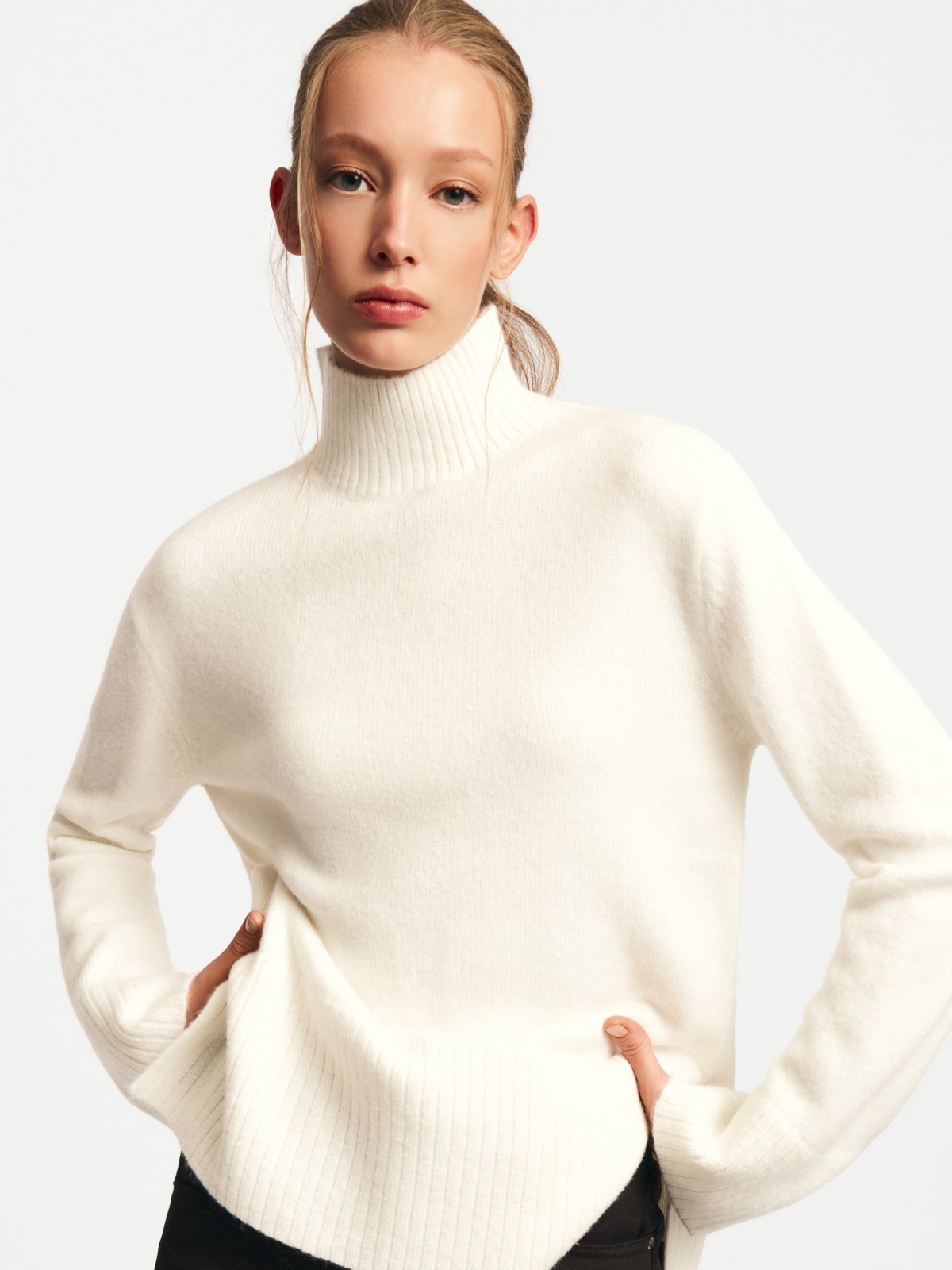 Вязаный свитер с воротником-стойкой