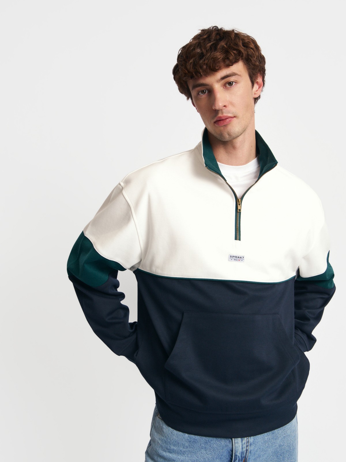 Трикотажный свитшот с воротником-стойкой на молнии