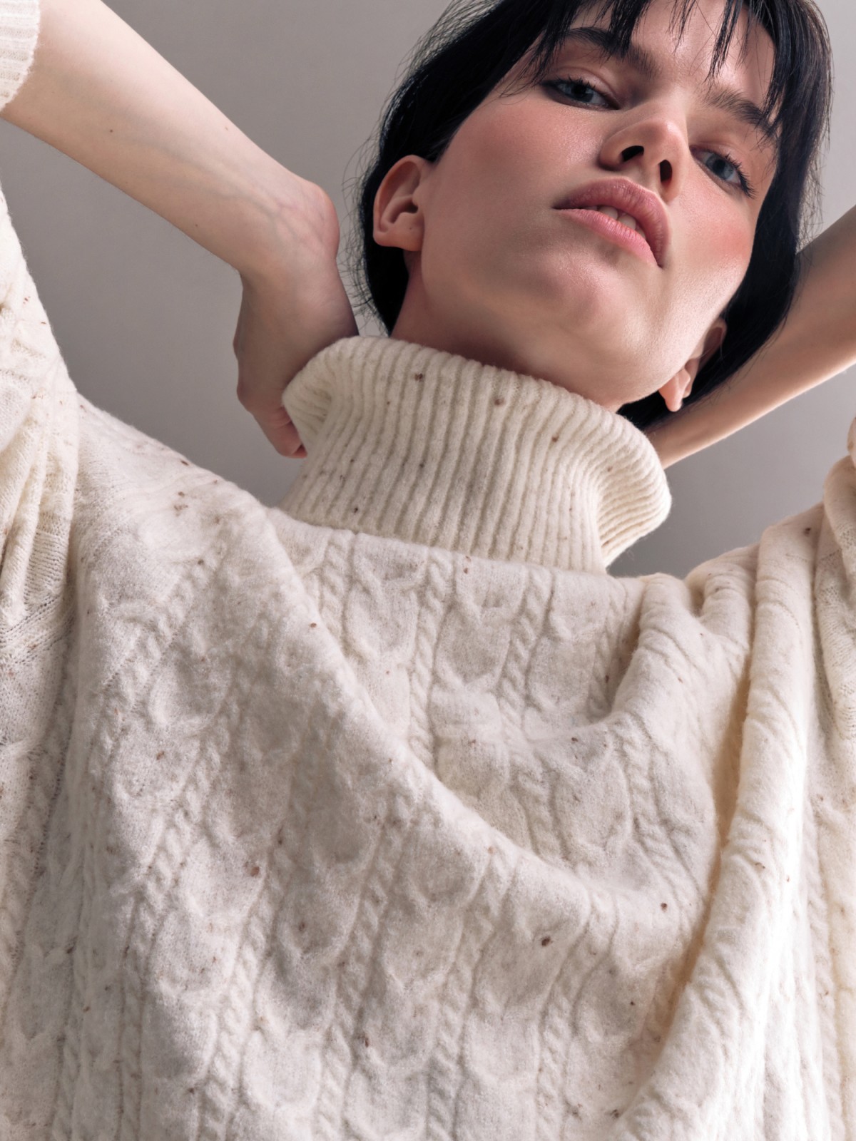 Вязаный свитер с горлом и узором косы