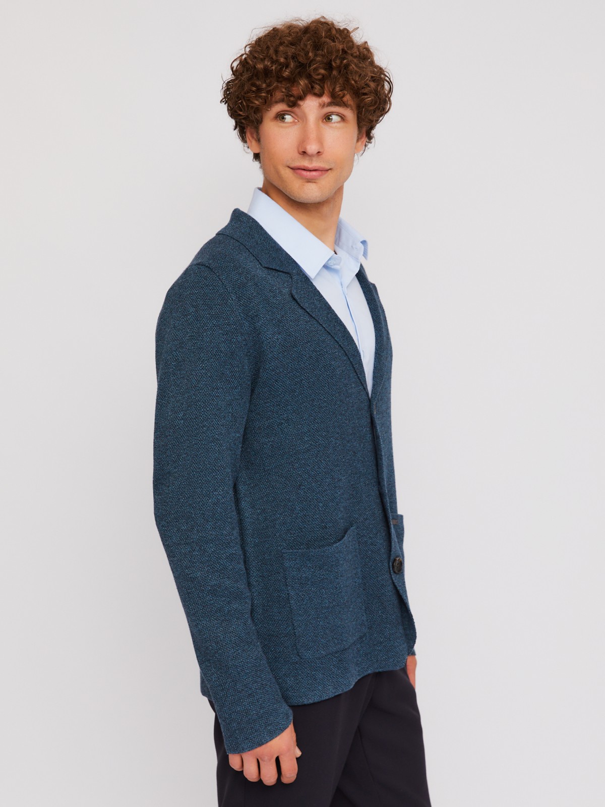 Вязаный кардиган на пуговицах с воротником и накладными карманами