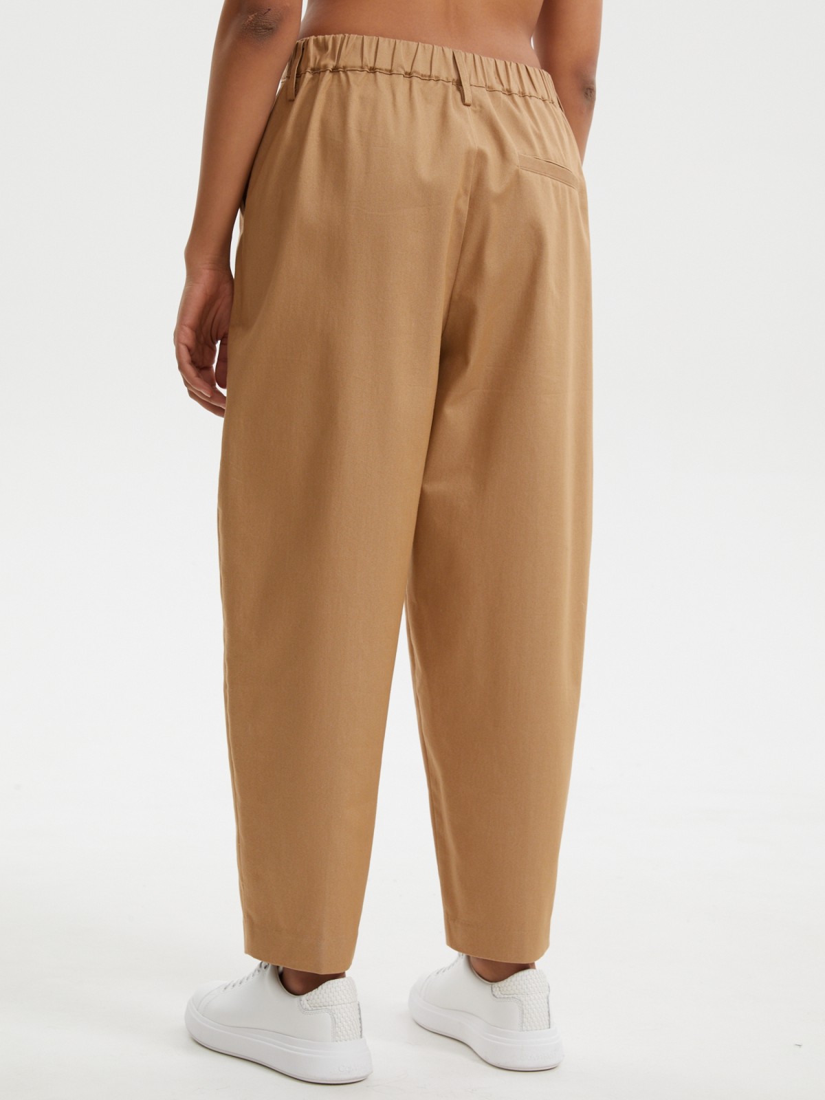 Брюки фасона Carrot с защипами