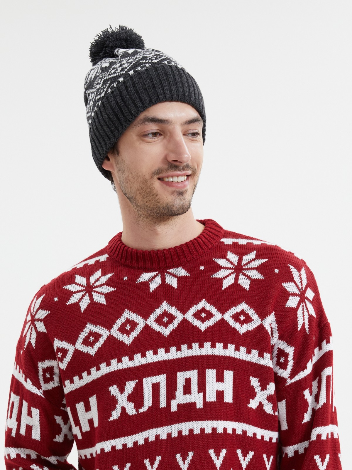 Вязаная шапка с узором и помпоном