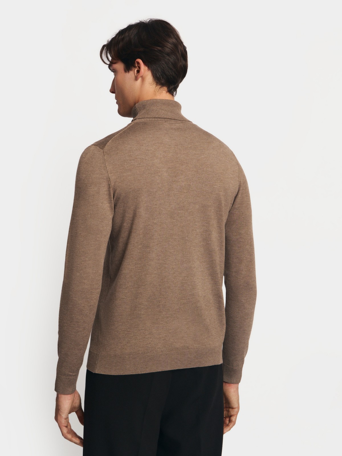 Тонкая трикотажная водолазка с воротником гольф