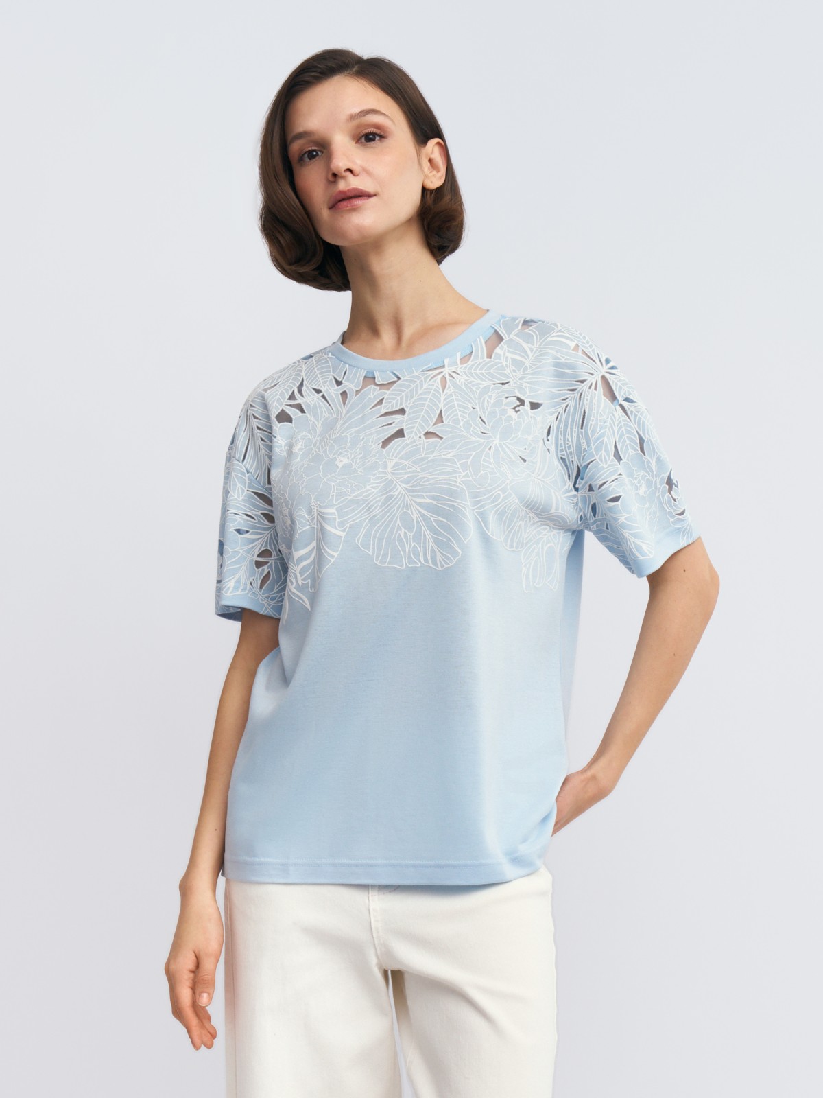 Футболка с ажурным узором на кокетке и рукавах