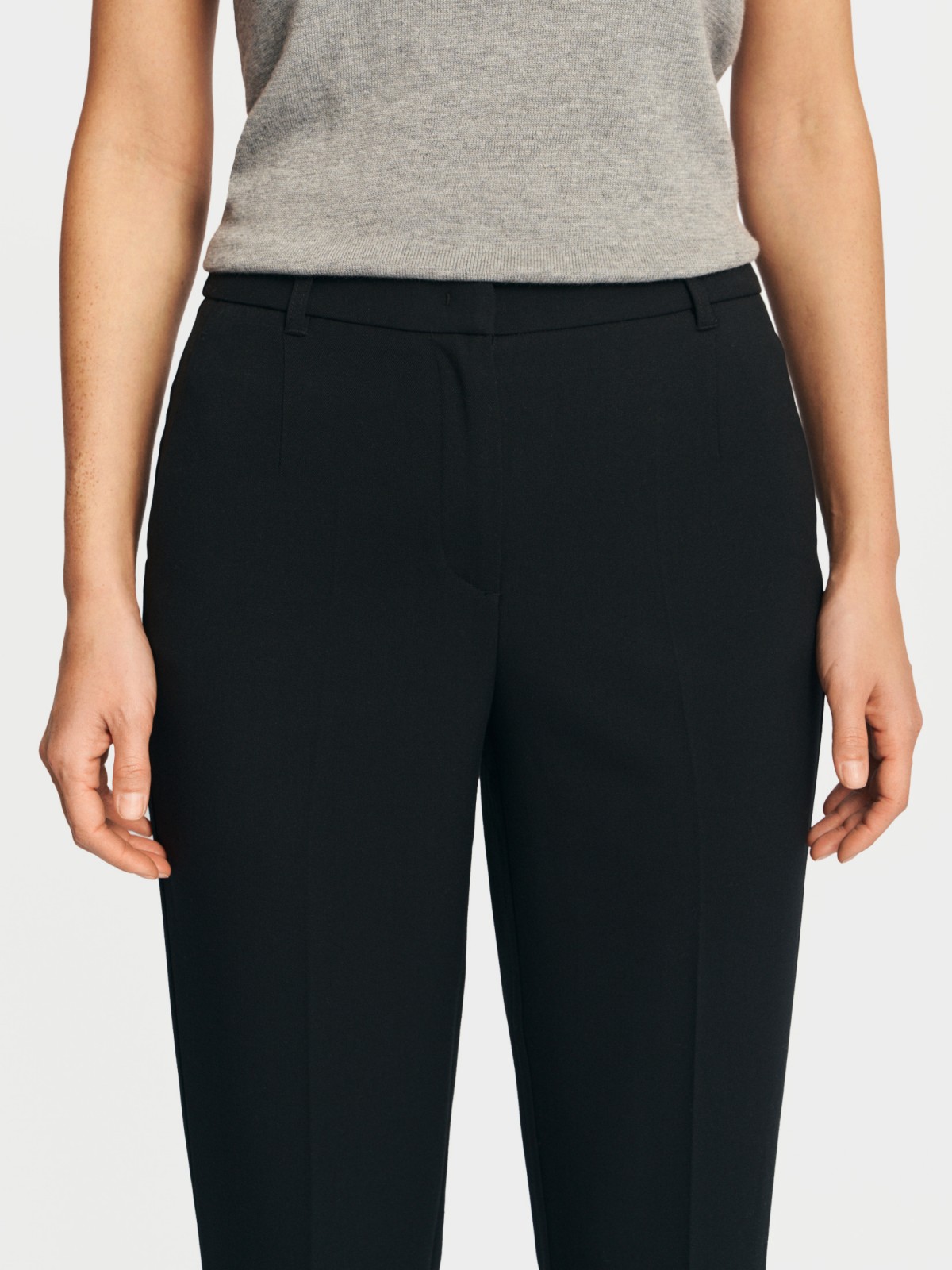 Офисные брюки силуэта Slim