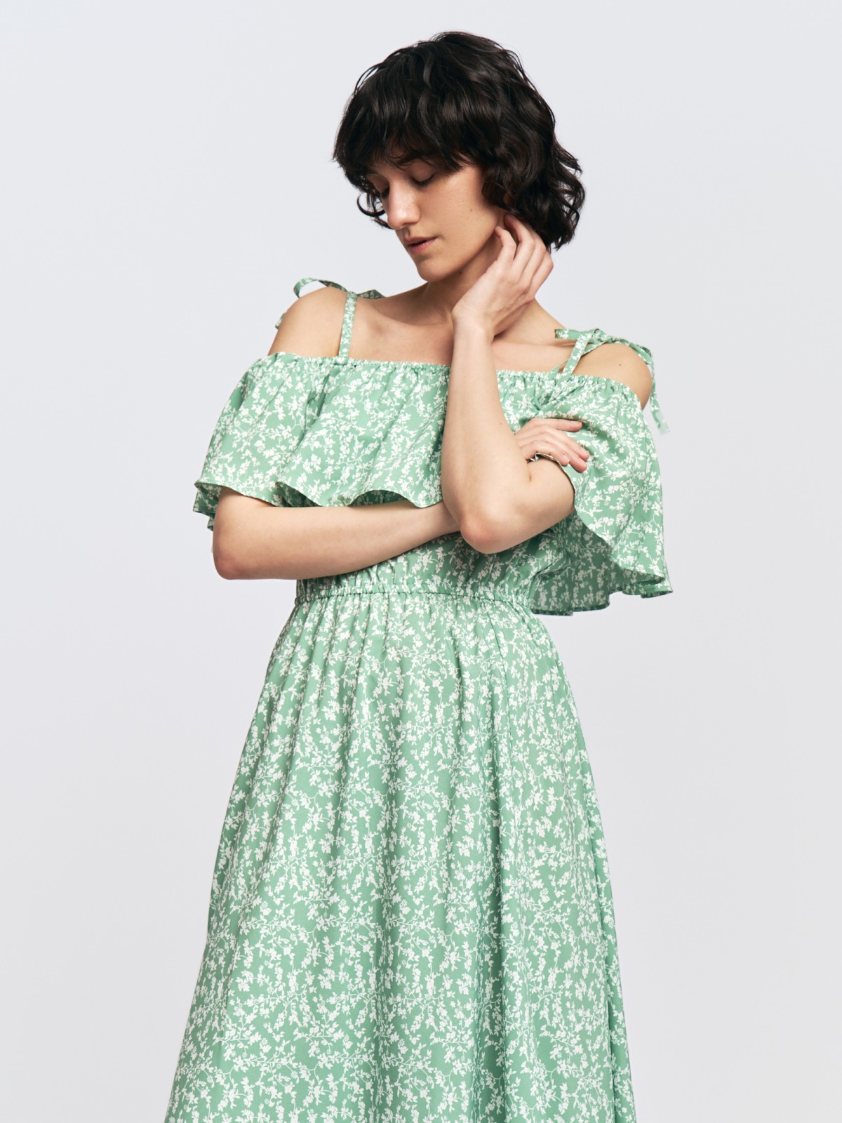 Платье-сарафан с открытыми плечами и разрезом