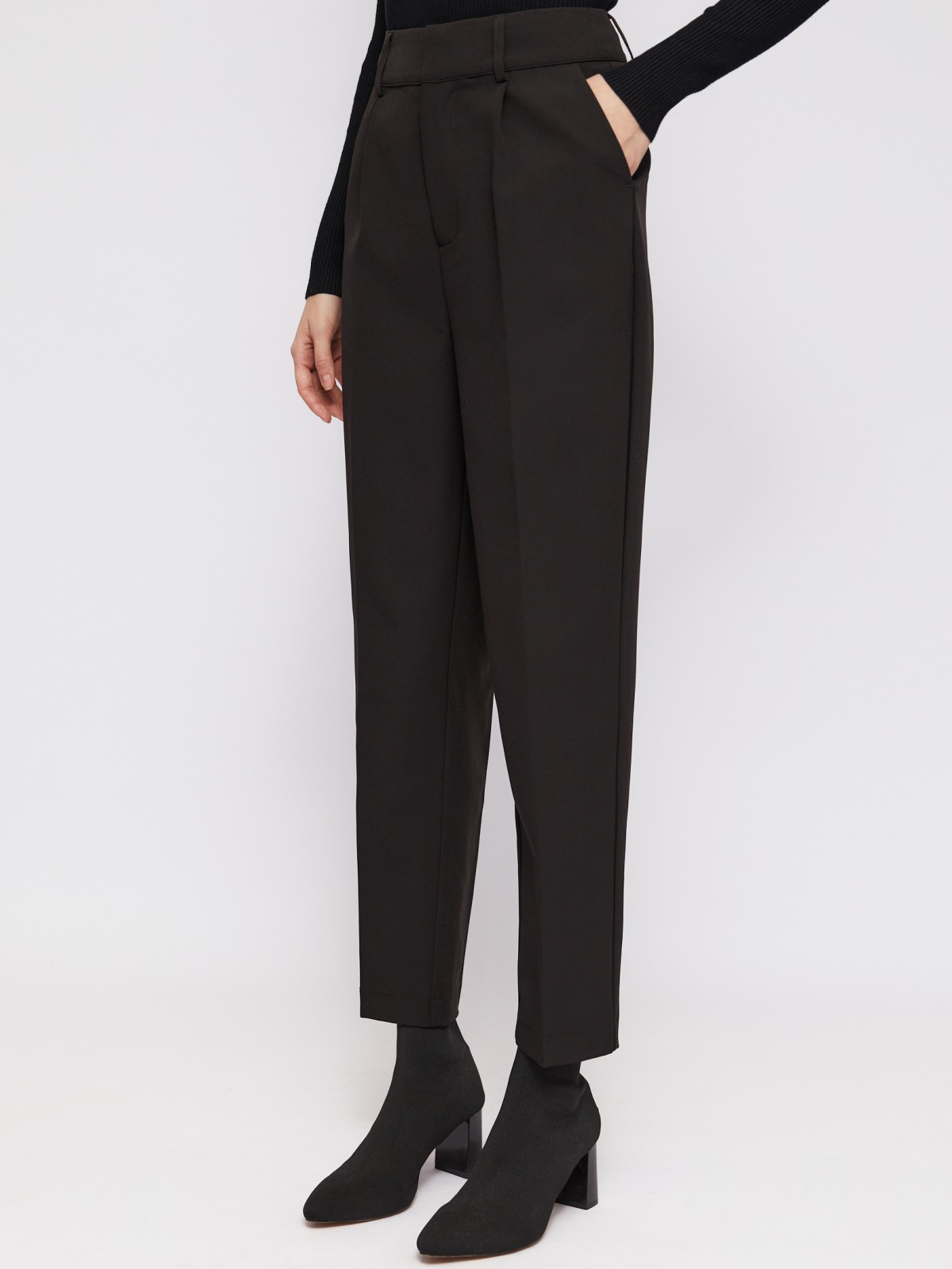 Брюки фасона Carrot с защипами