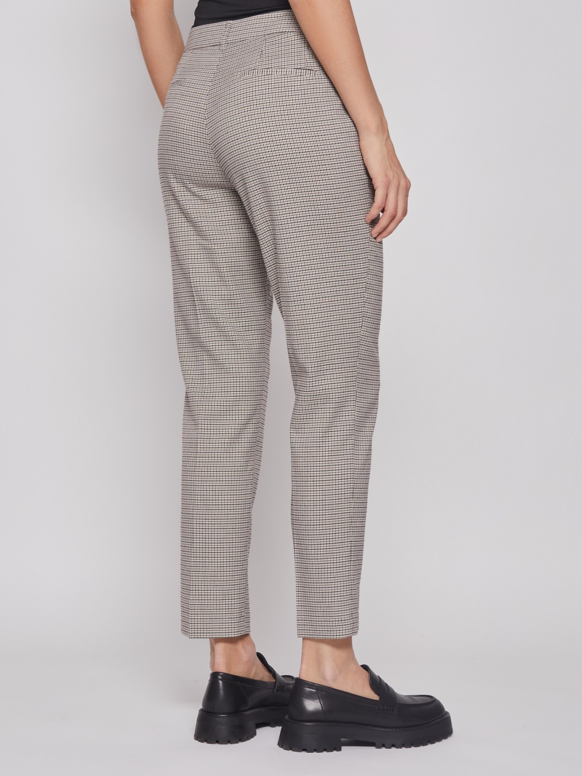 Зауженные брюки в клетку