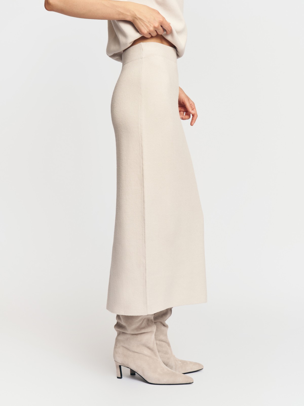 Трикотажная прямая юбка миди с разрезом