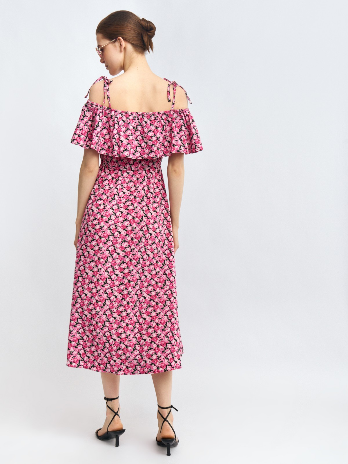 Платье-сарафан с открытыми плечами и разрезом