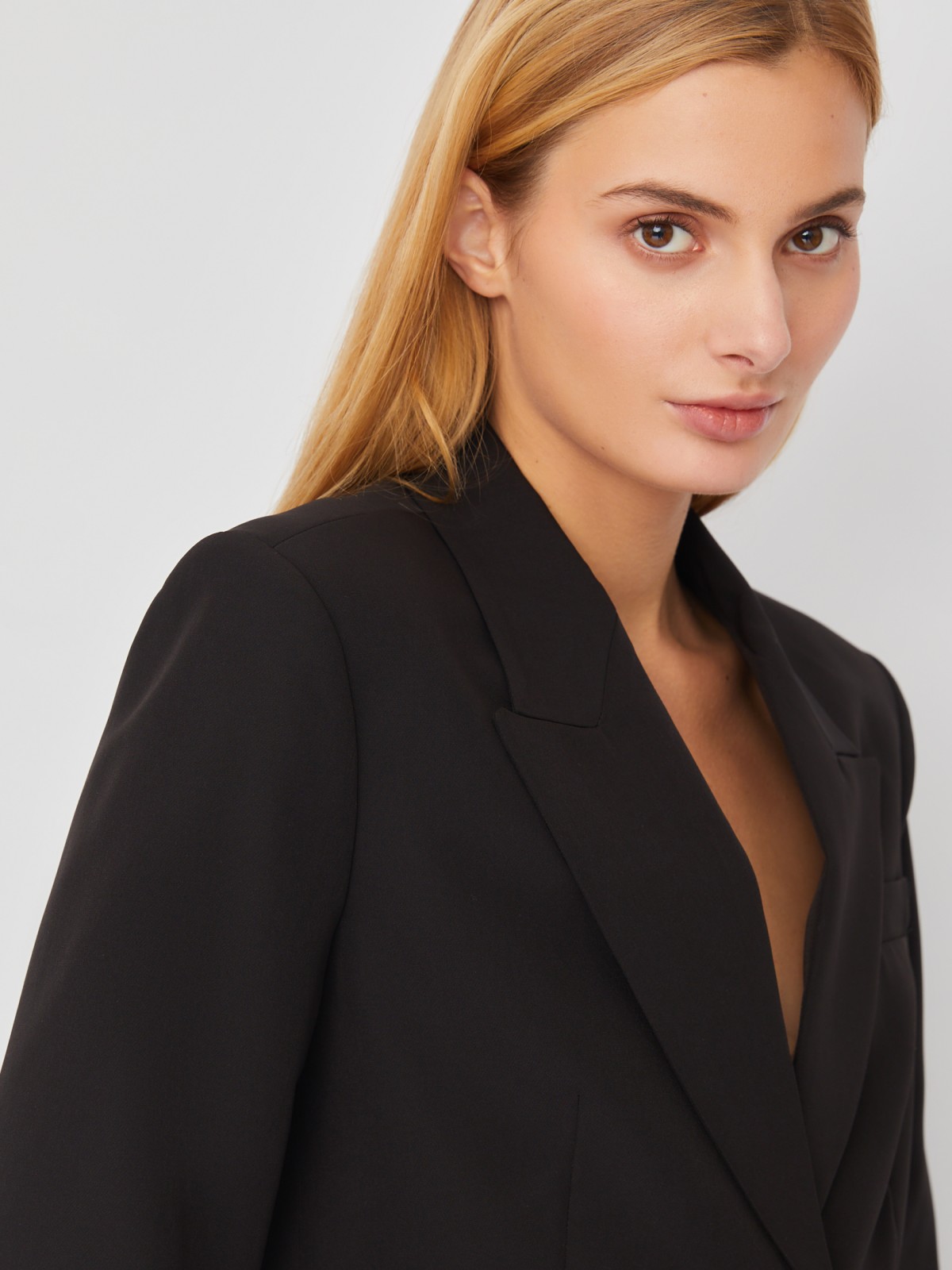 Однобортный кроп жакет на пуговице