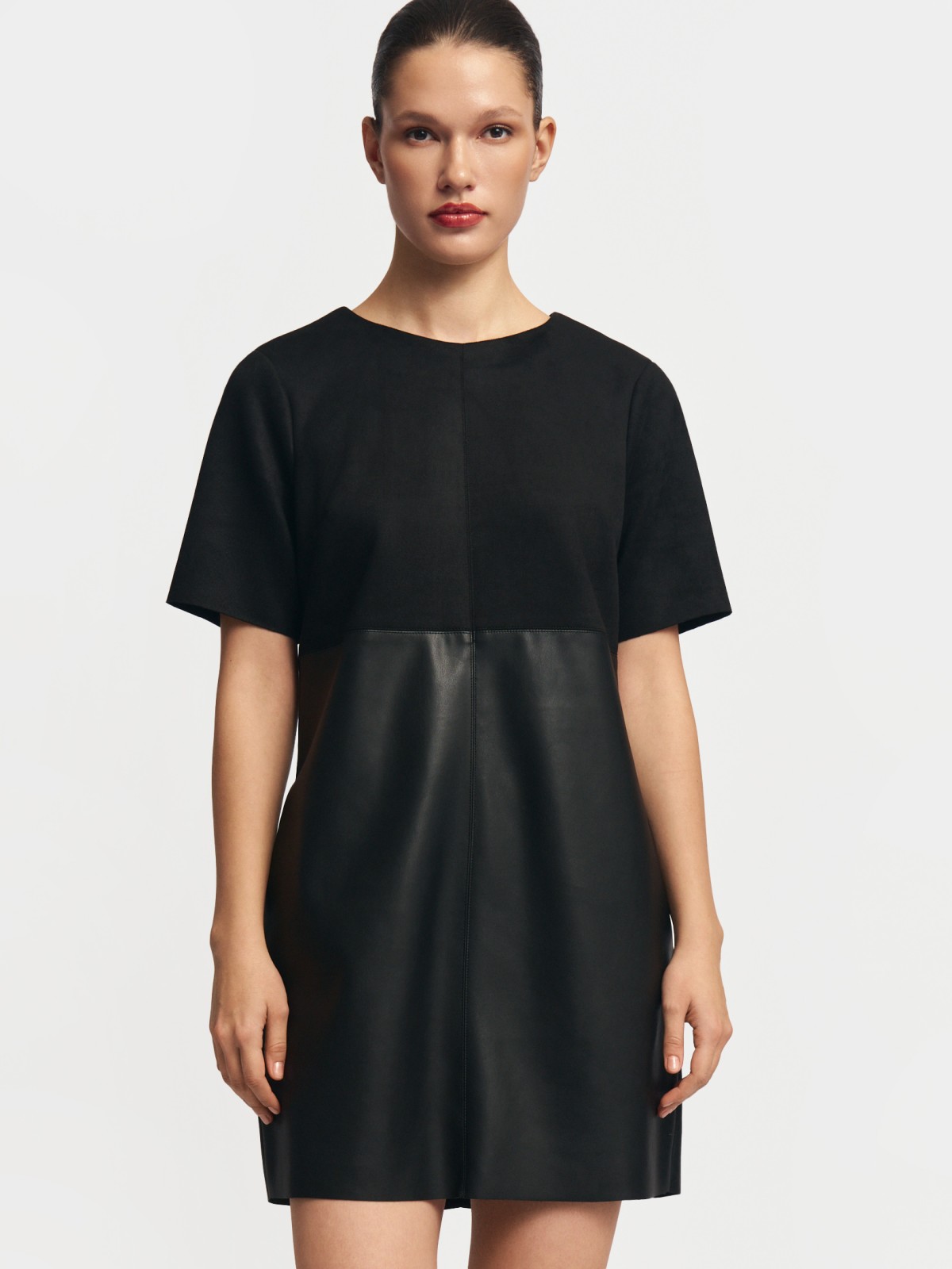Комбинированное платье-футболка из экокожи и экозамши