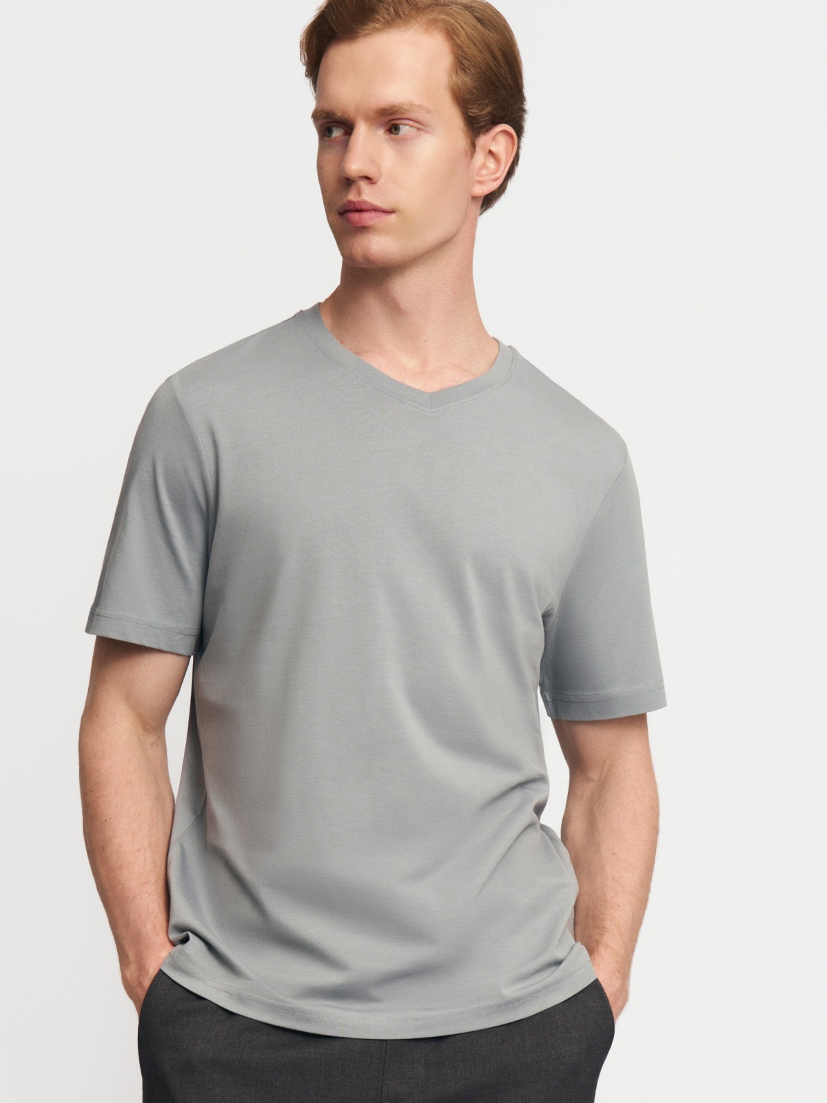 Футболка из хлопка с треугольным вырезом