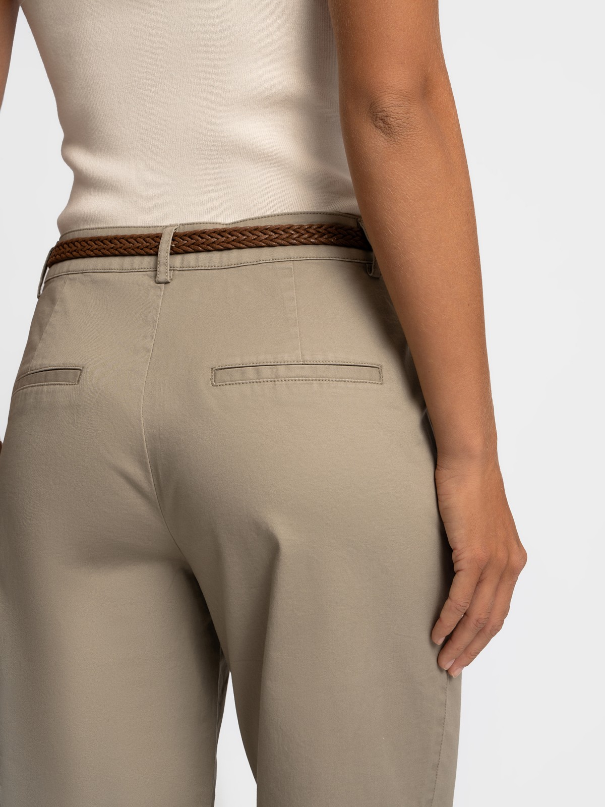 Офисные брюки силуэта Slim с ремнём