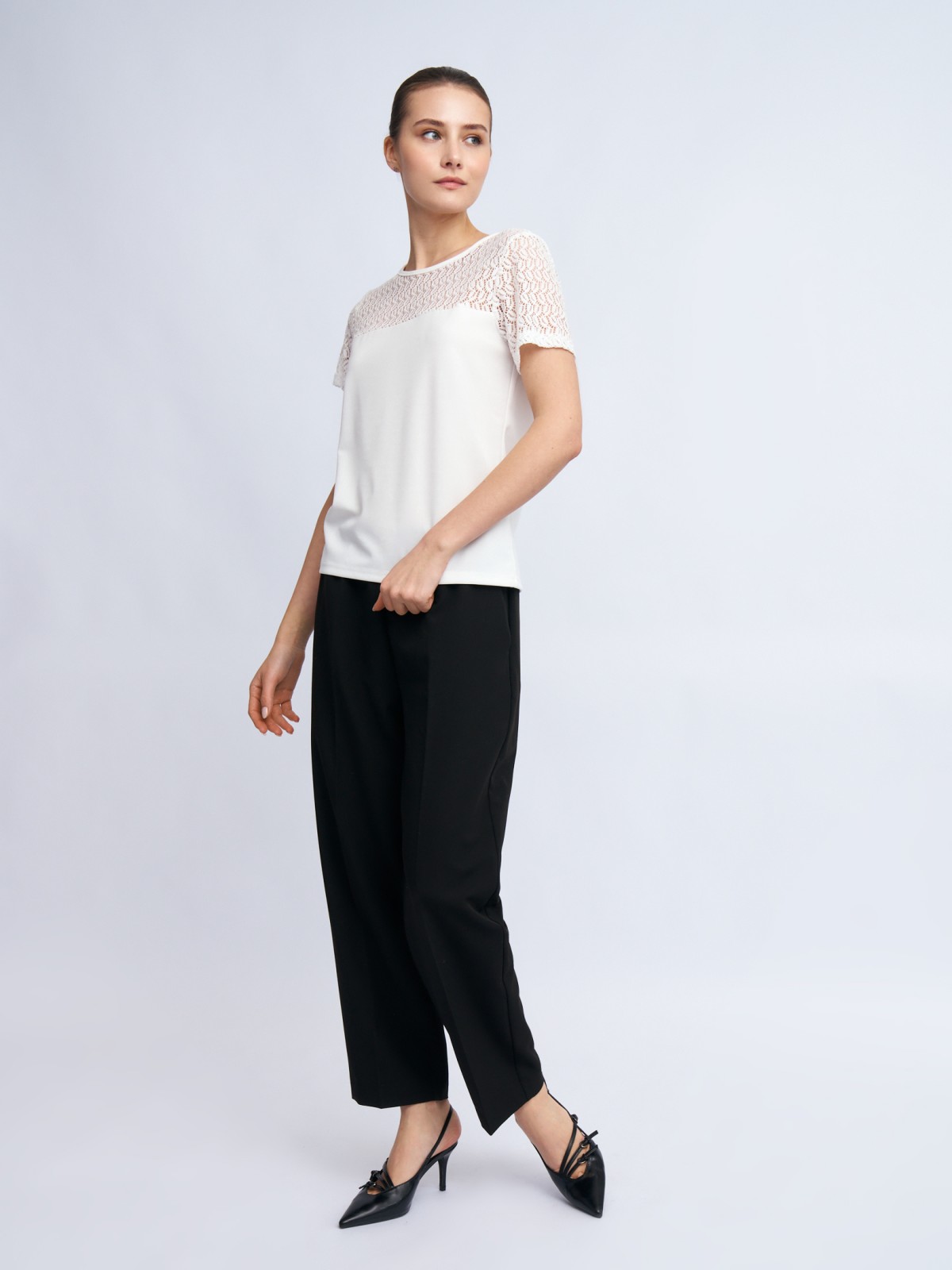 Топ-блузка с кружевной кокеткой и коротким рукавом