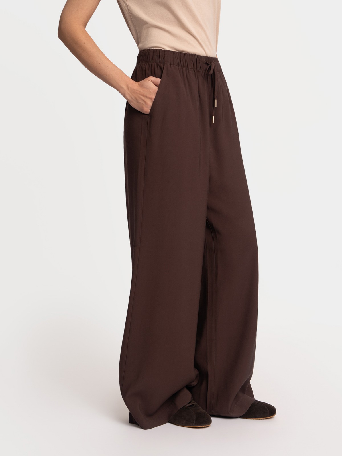 Брюки на резинке с карманами