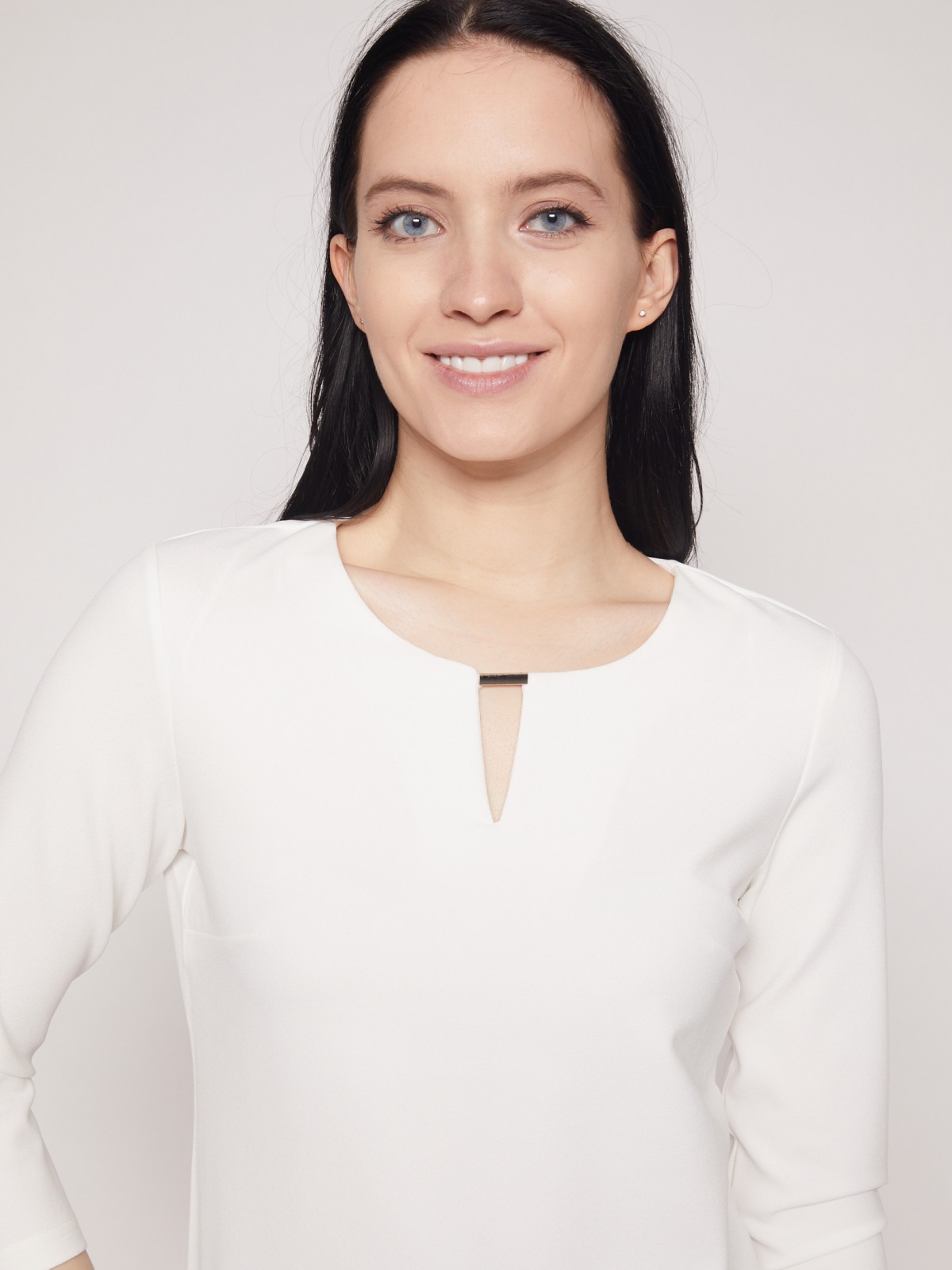 Блузка с фигурным вырезом