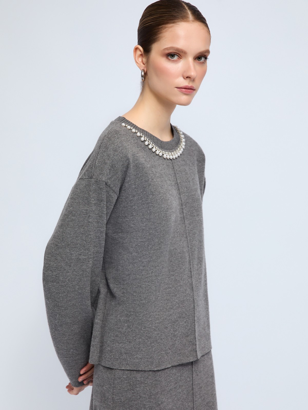 Трикотажный джемпер с декором у выреза