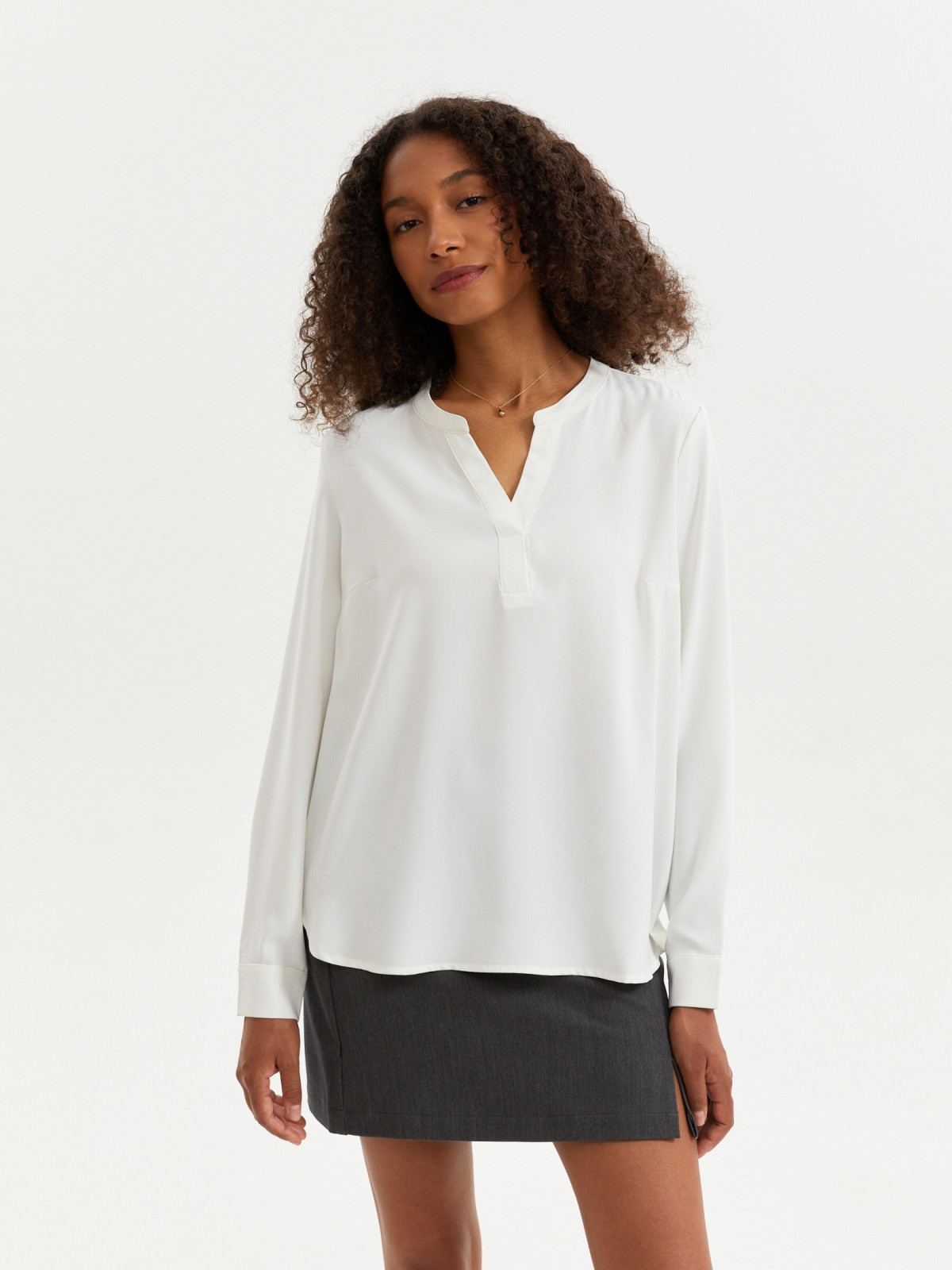 Блузка-рубашка с вырезом на груди