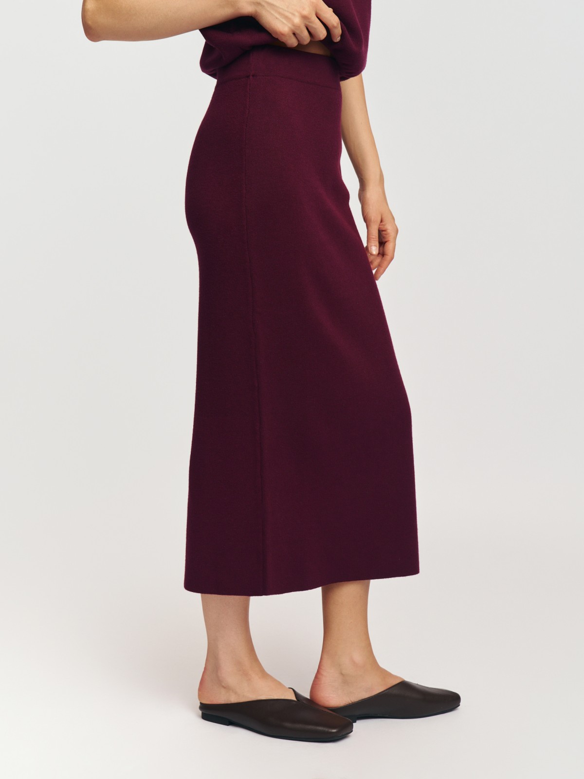 Трикотажная прямая юбка миди с разрезом