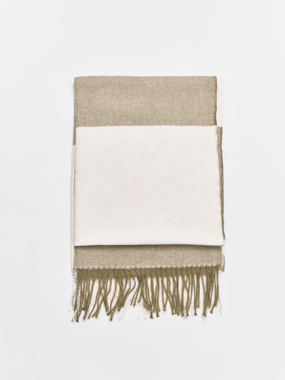 Тканевый шарф в клетку с бахромой