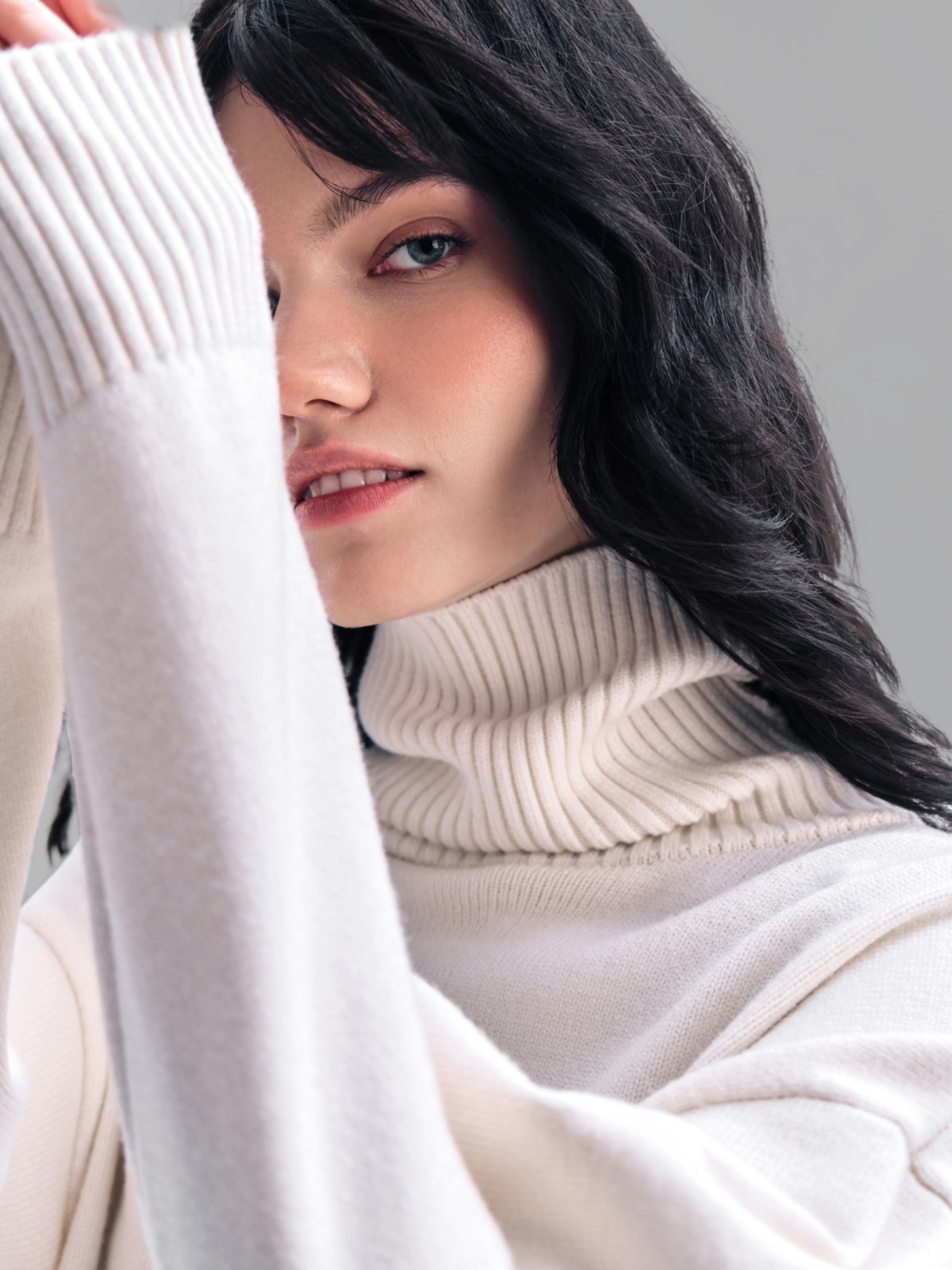 Вязаный свитер с горлом