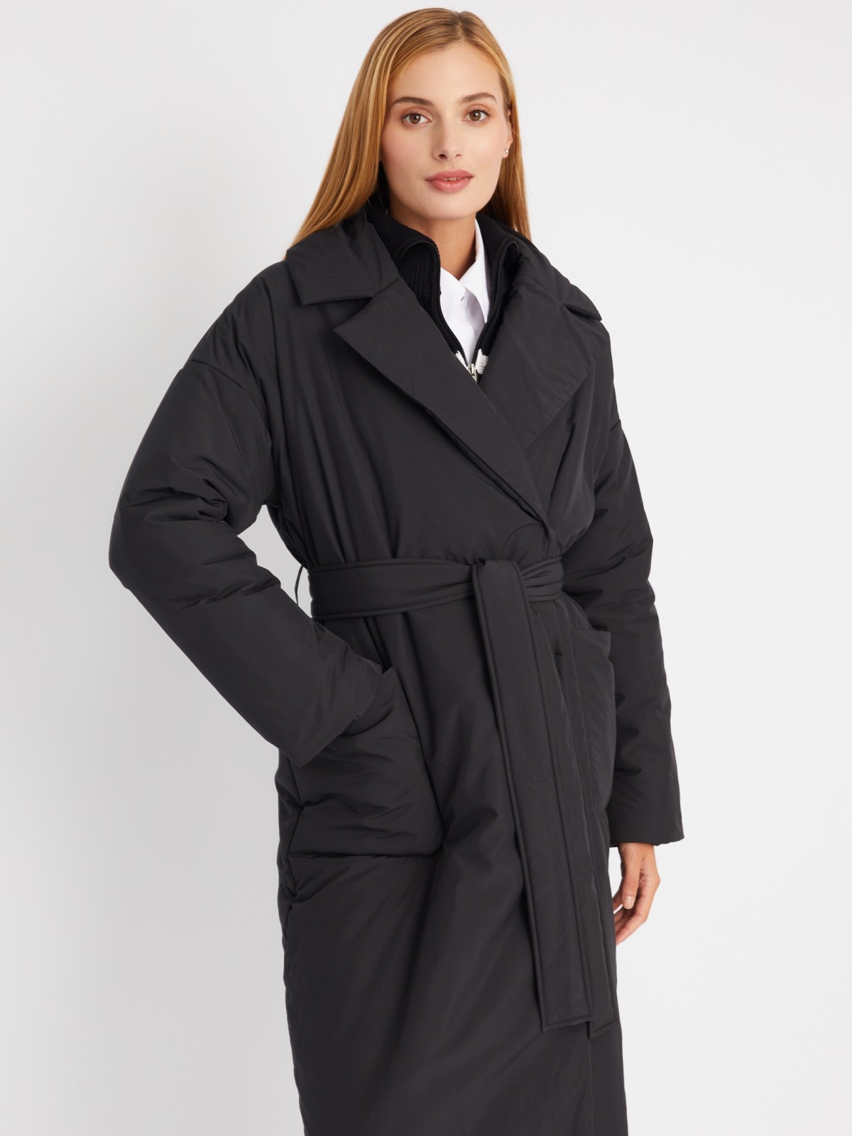 Тёплое пальто оверсайз силуэта на синтепоне с отложным воротником и поясом