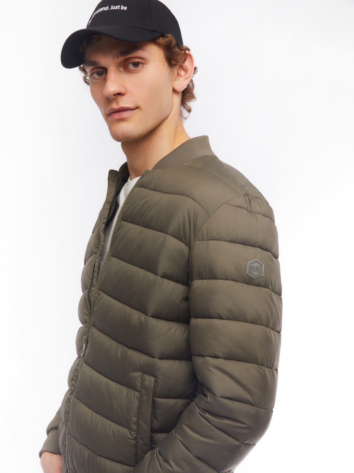 Лёгкая утеплённая куртка-бомбер с воротником-стойкой zolla 014125102104, цвет хаки, размер M - фото 3