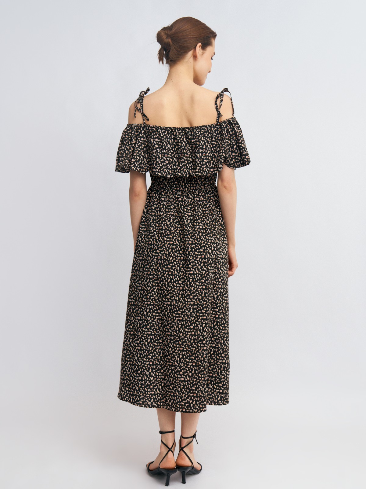 Платье-сарафан с открытыми плечами и разрезом