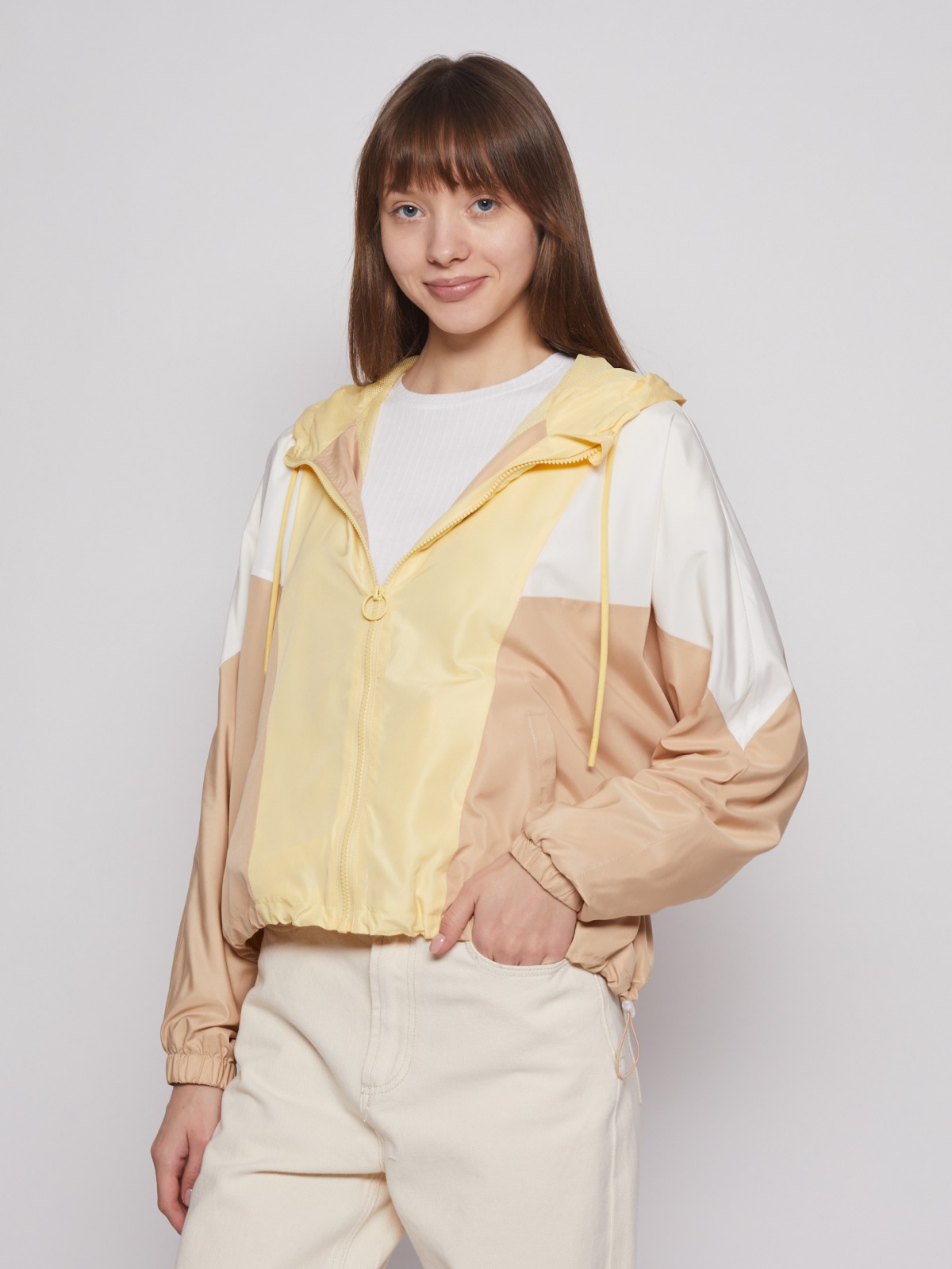 Куртка-ветровка с капюшоном zolla. Цвет: желтый