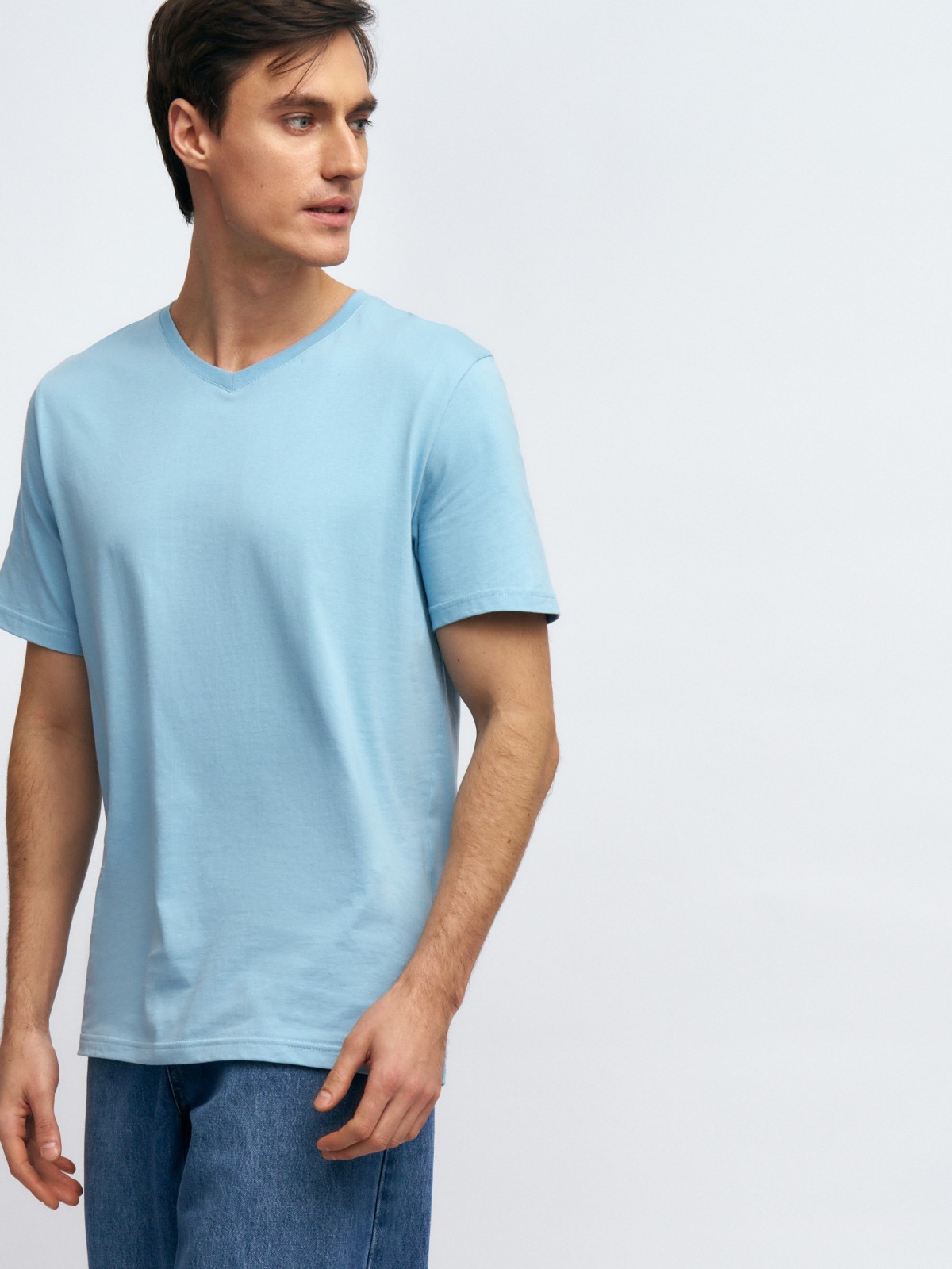 Футболка из хлопка с треугольным вырезом