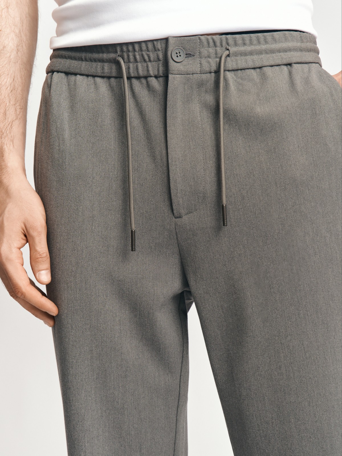 Брюки силуэта Tapered на резинке с кулиской