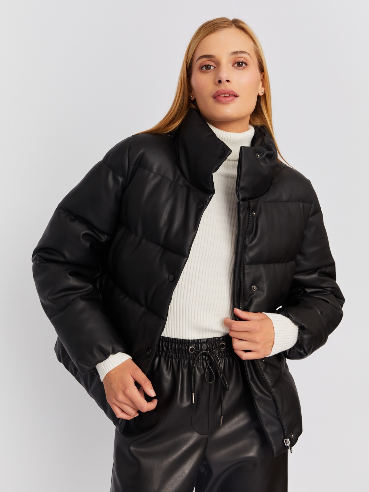 Тёплая стёганая дутая куртка из экокожи с высоким воротником zolla 023335102094, цвет черный, размер S