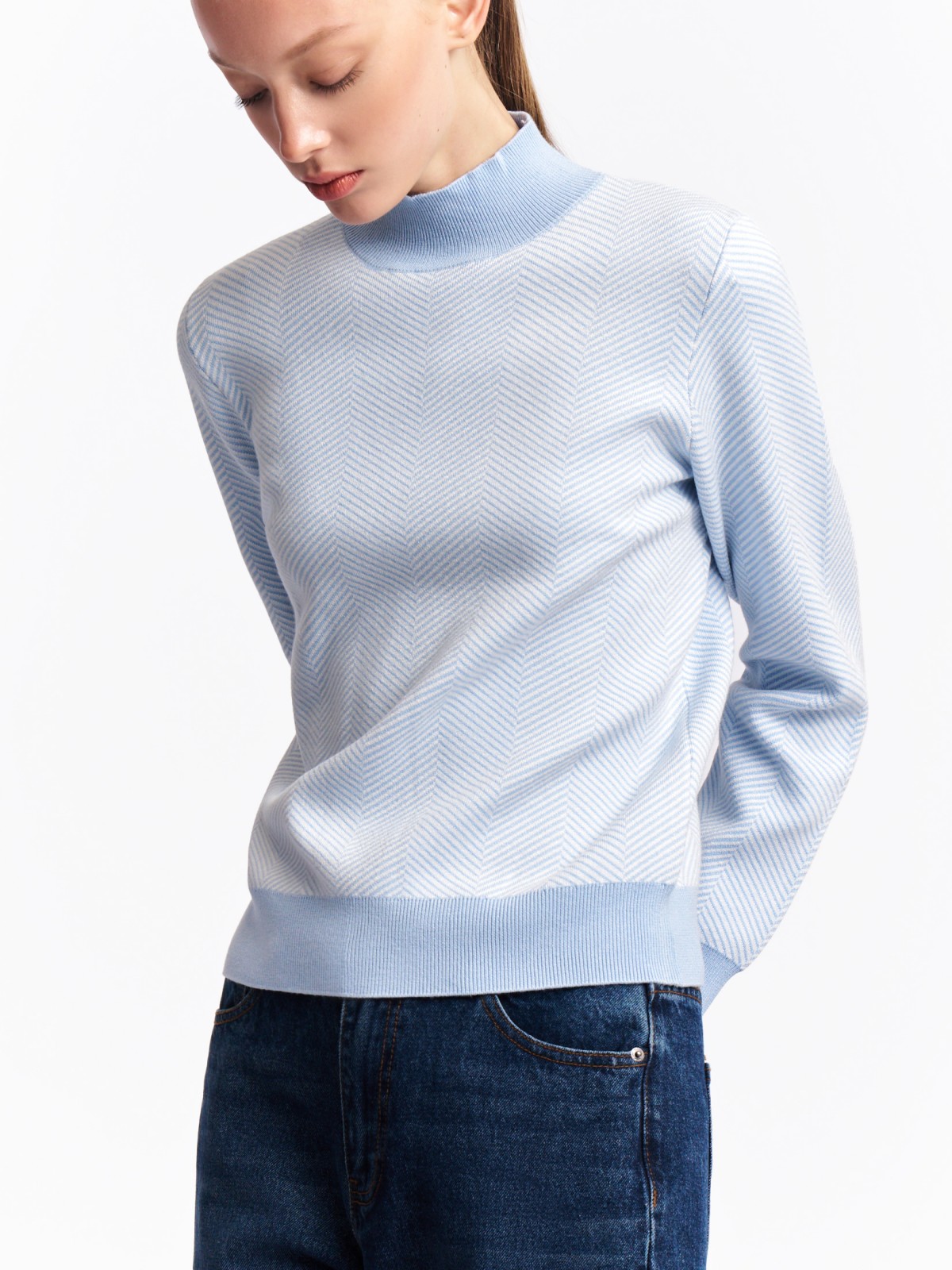 Трикотажный свитер с воротником-стойкой