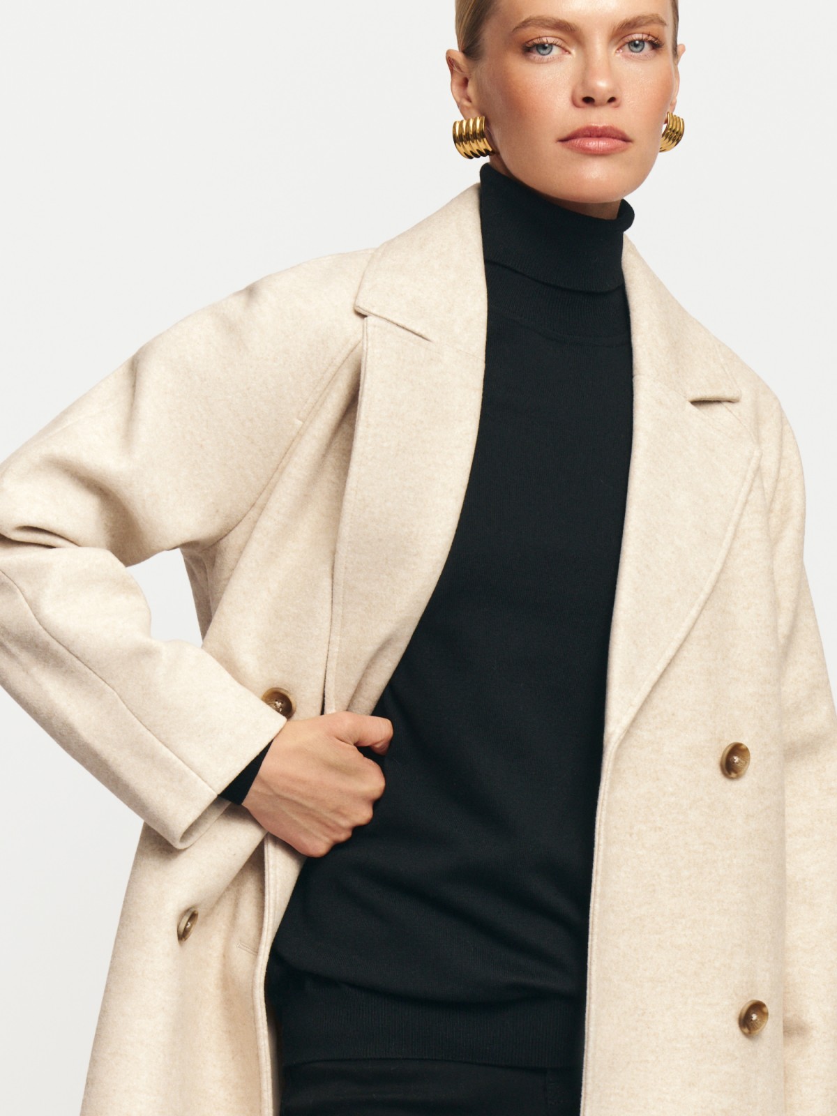 Тёплое двубортное пальто с поясом