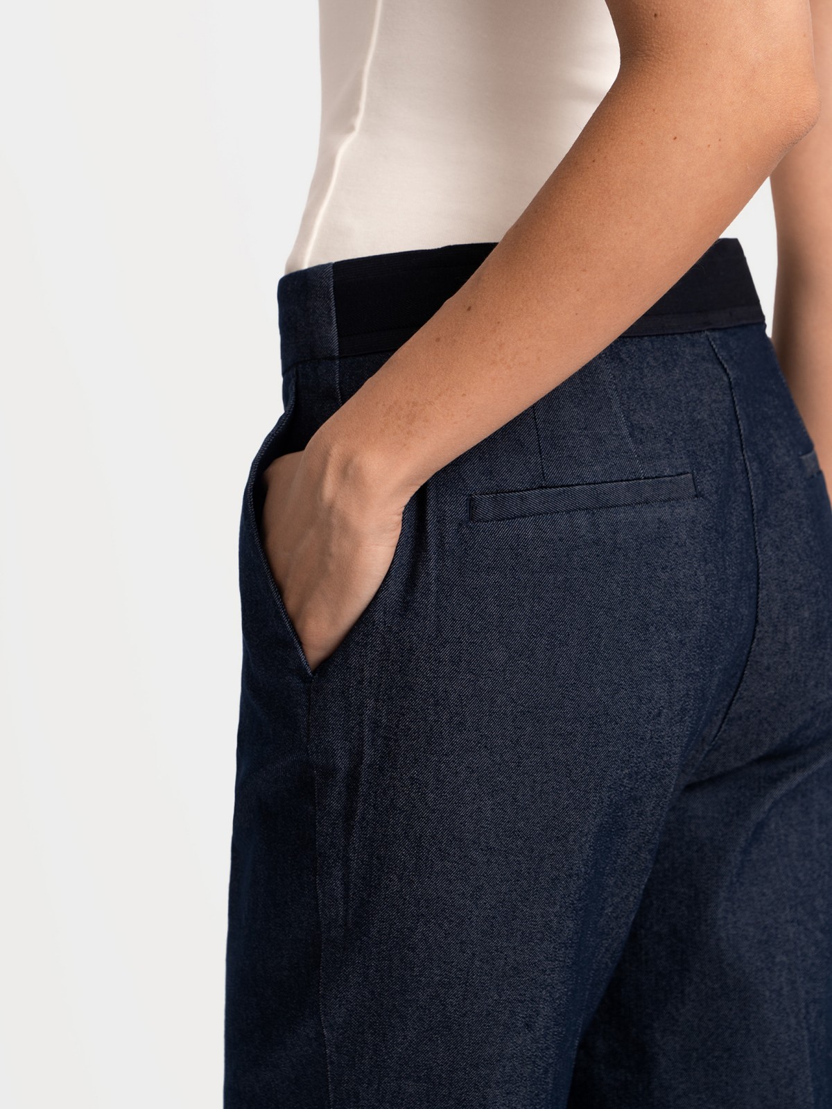 Офисные брюки силуэта Slim на резинке