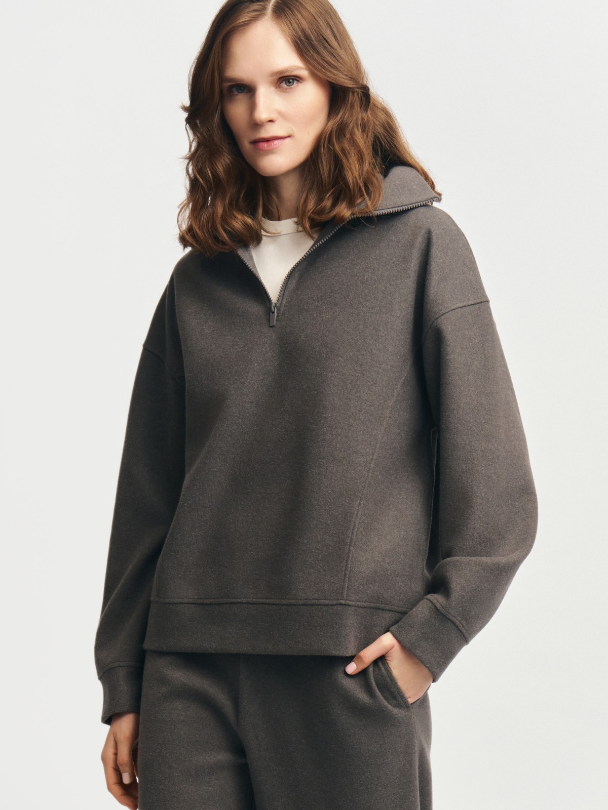 Свитшот с воротником-стойкой на молнии