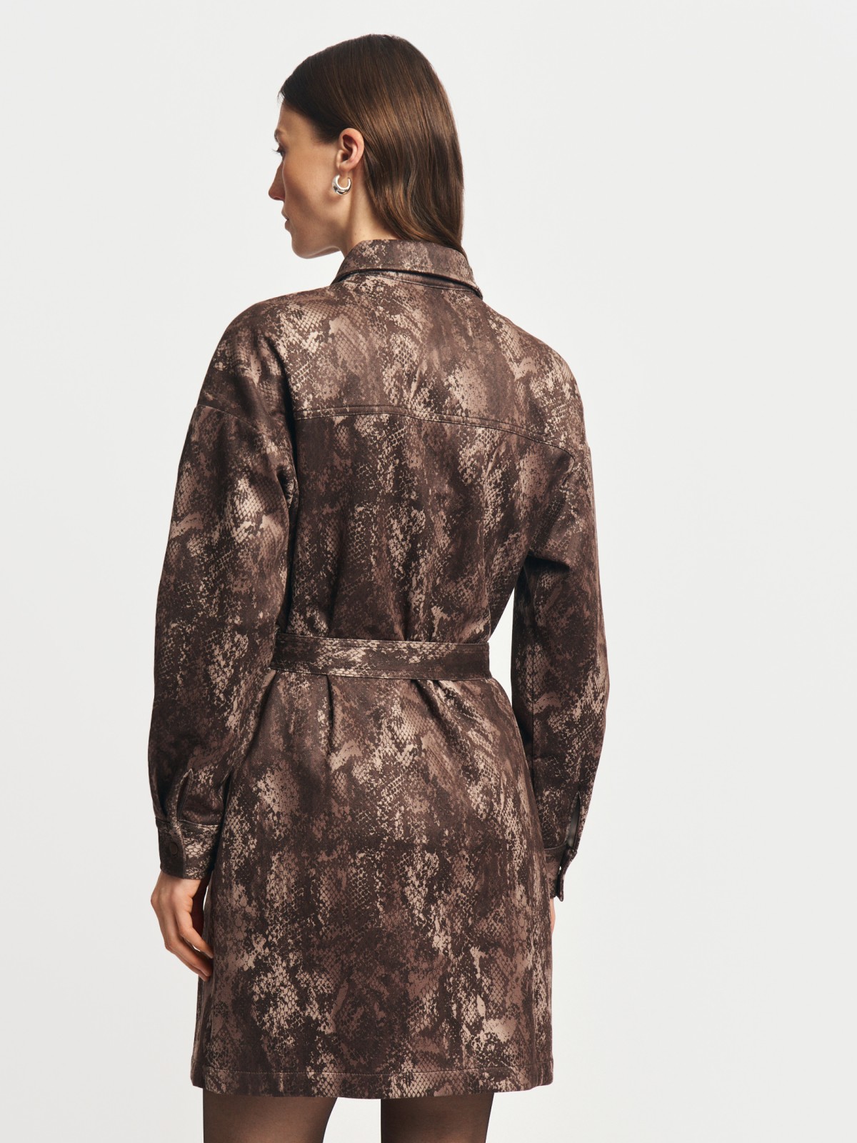 Платье-рубашка из экозамши с поясом