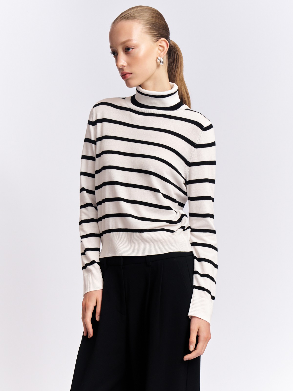 Тонкий свитер-водолазка в полоску