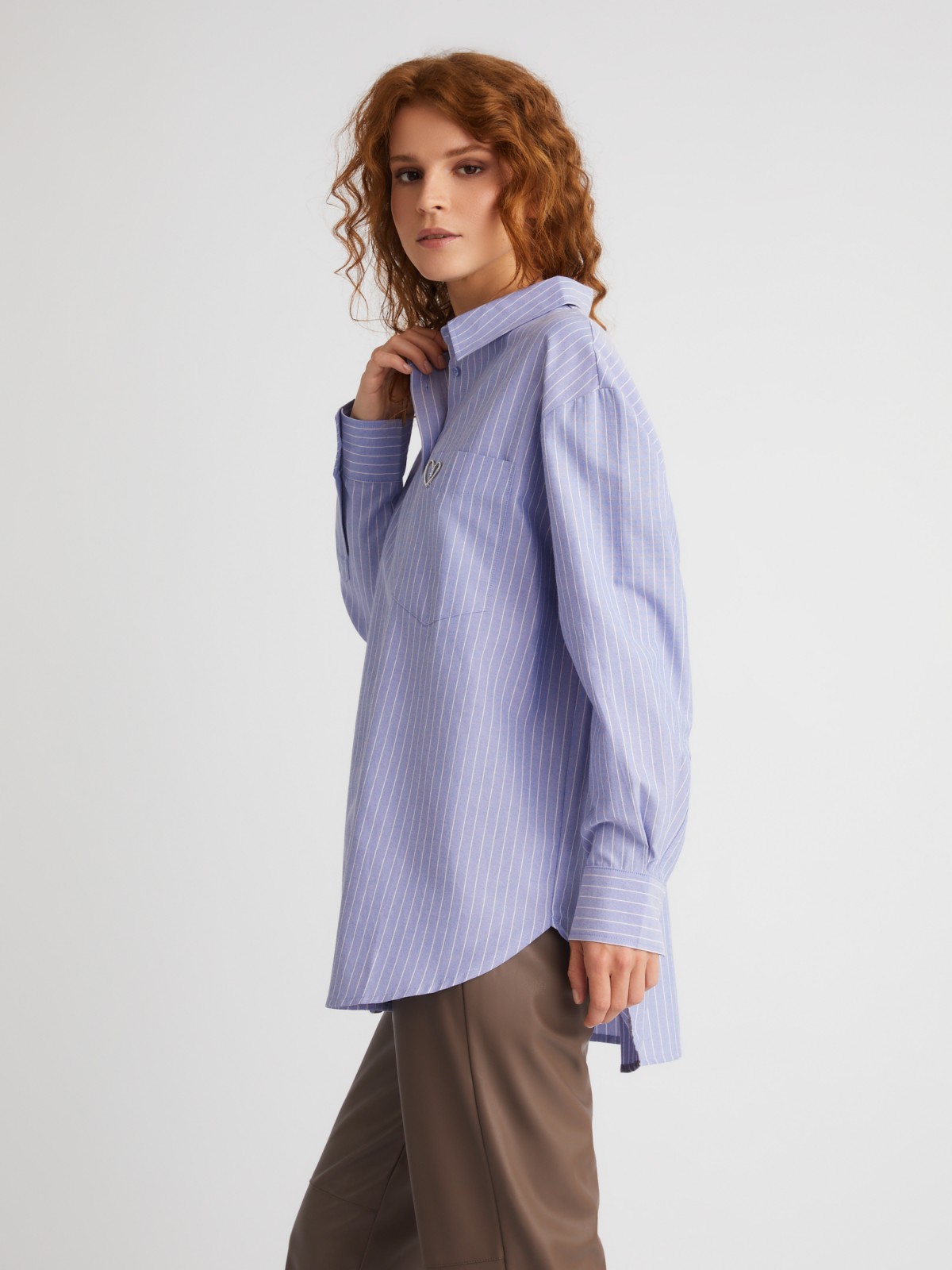 Офисная рубашка оверсайз силуэта в полоску с декоративной брошью zolla 023331162073, цвет светло-голубой, размер XS - фото 3