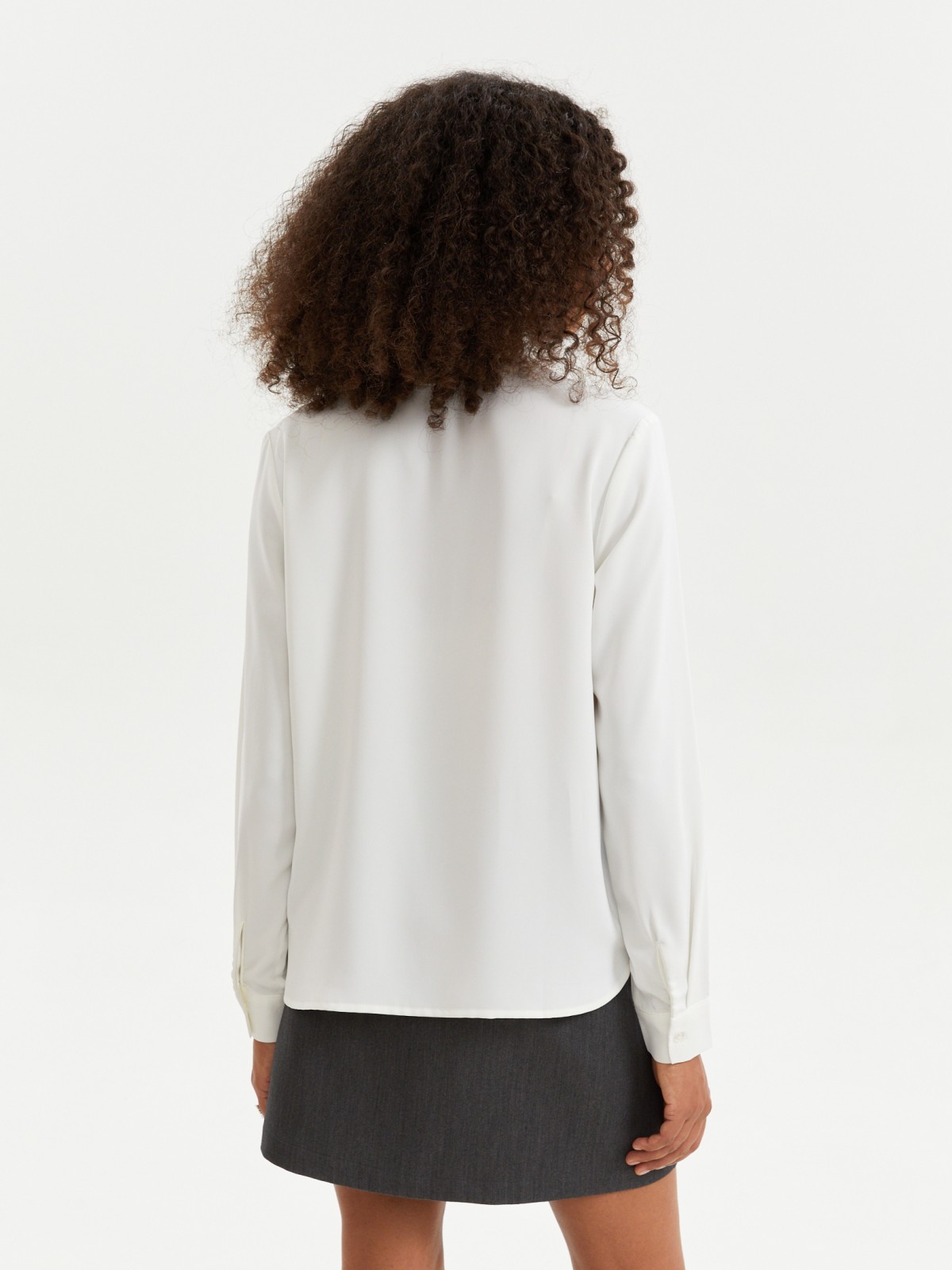 Блузка-рубашка с вырезом на груди