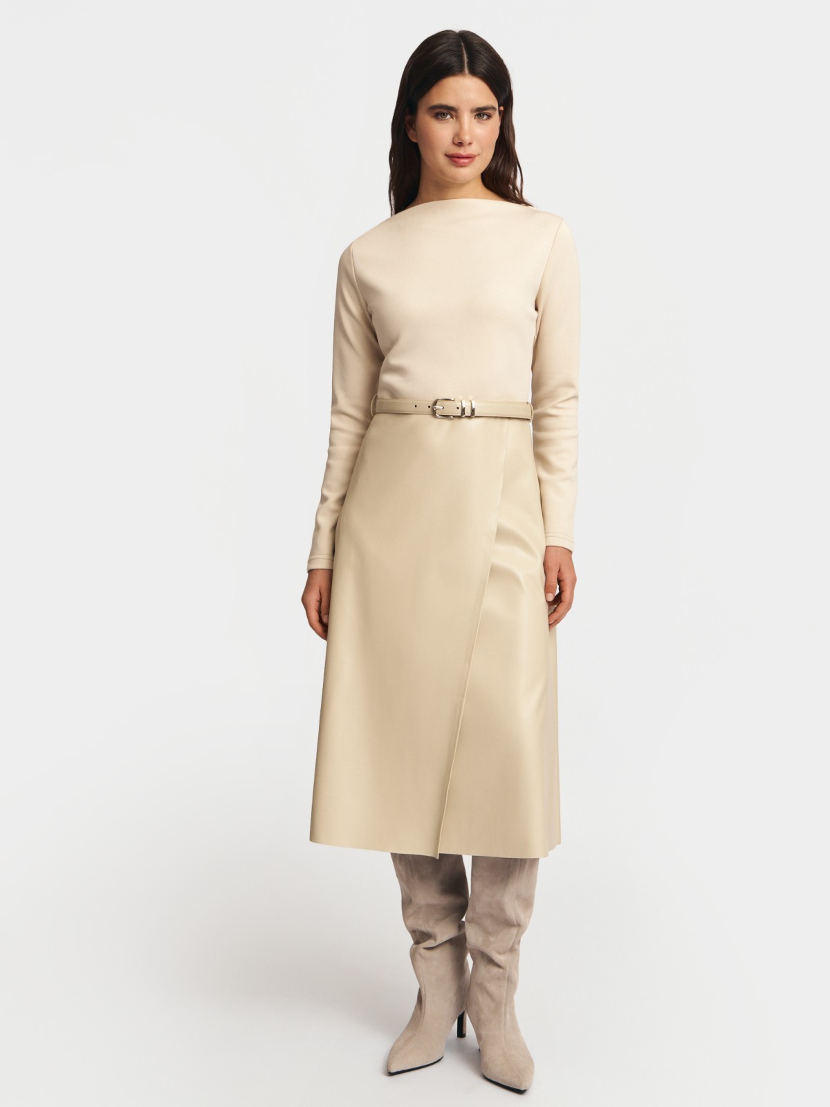 Комбинированное платье миди с запахом и поясом