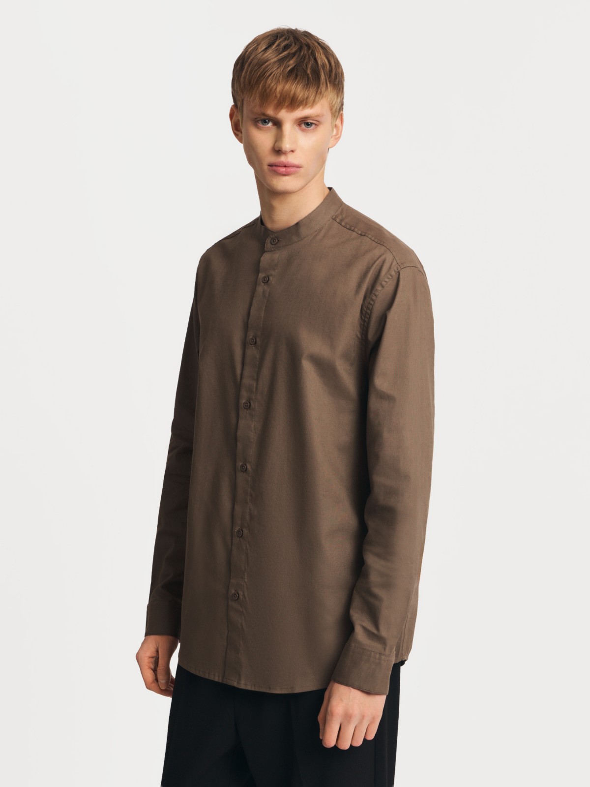 Льняная рубашка с воротником-стойкой