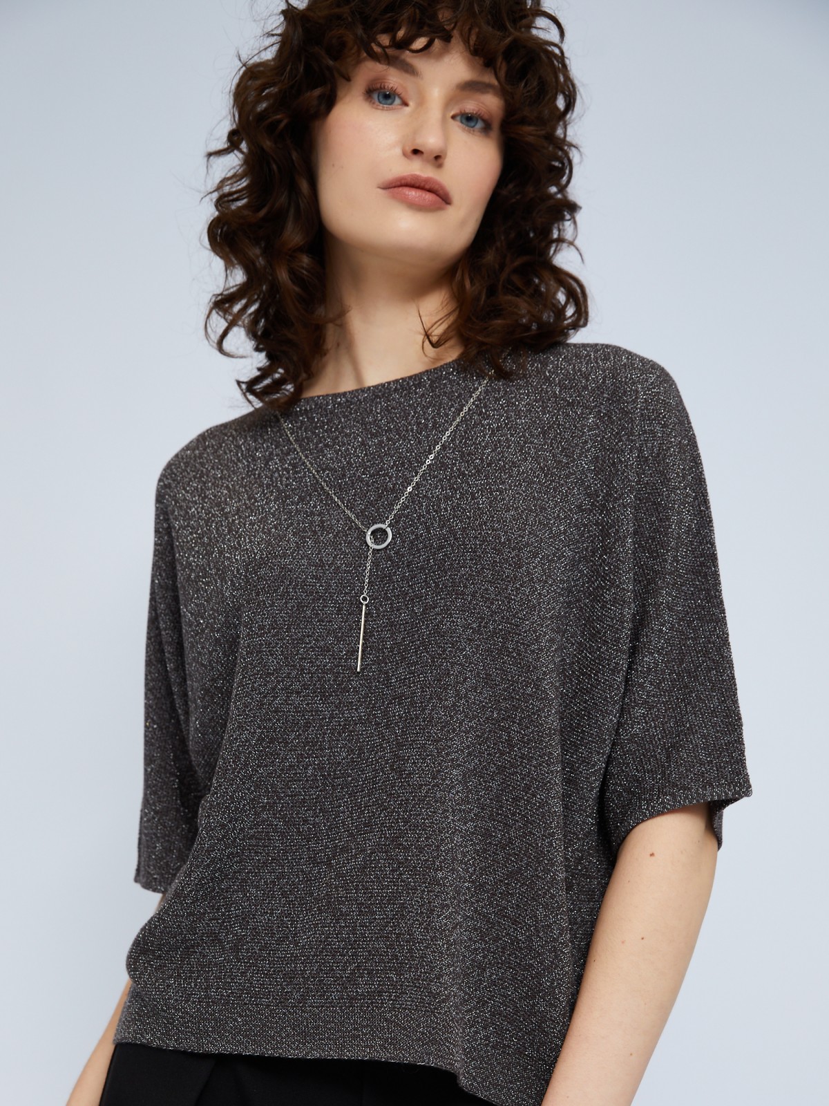 Блестящий джемпер с люрексом и декоративной подвеской