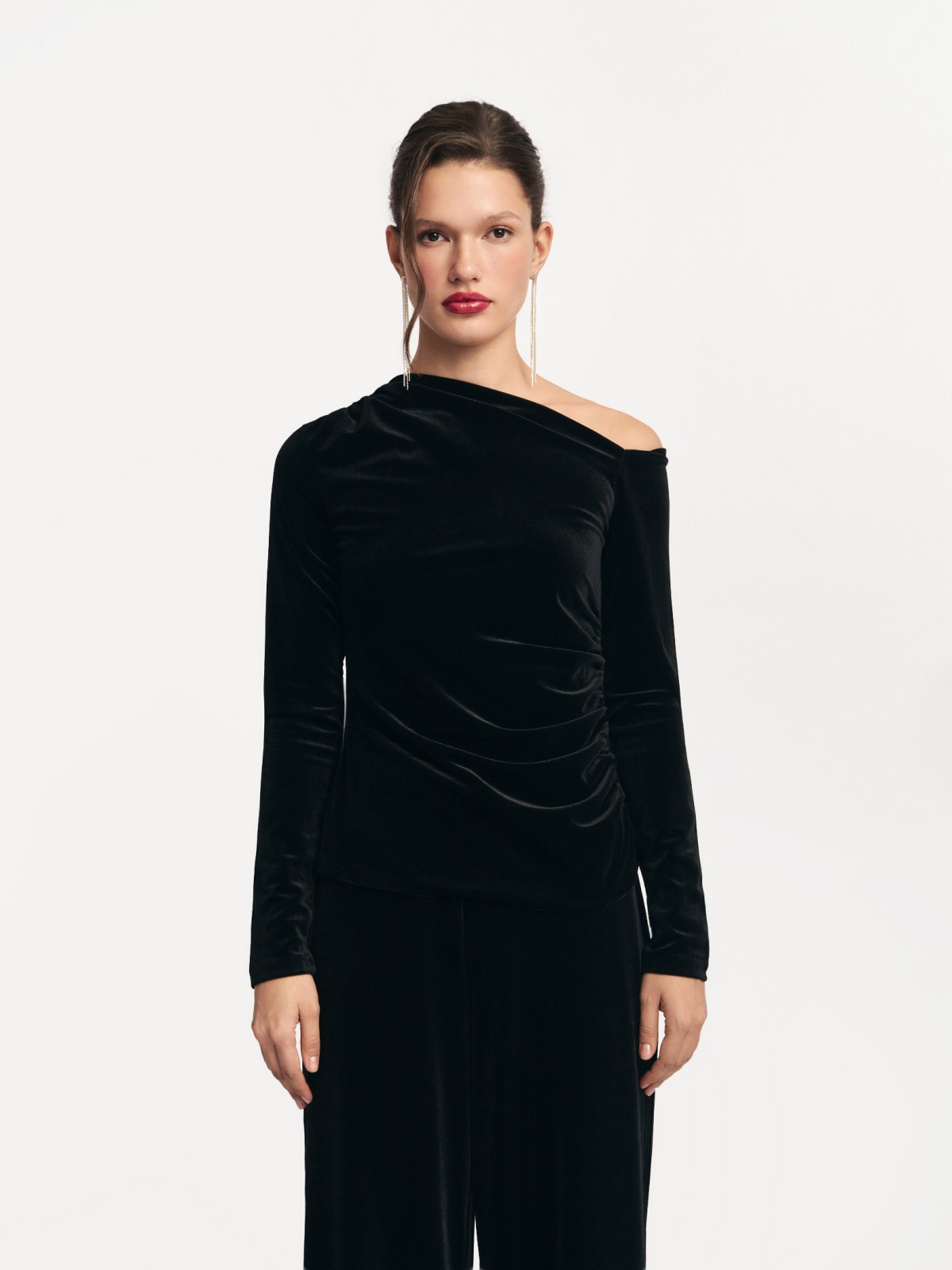 Бархатный джемпер с вырезом на плечо